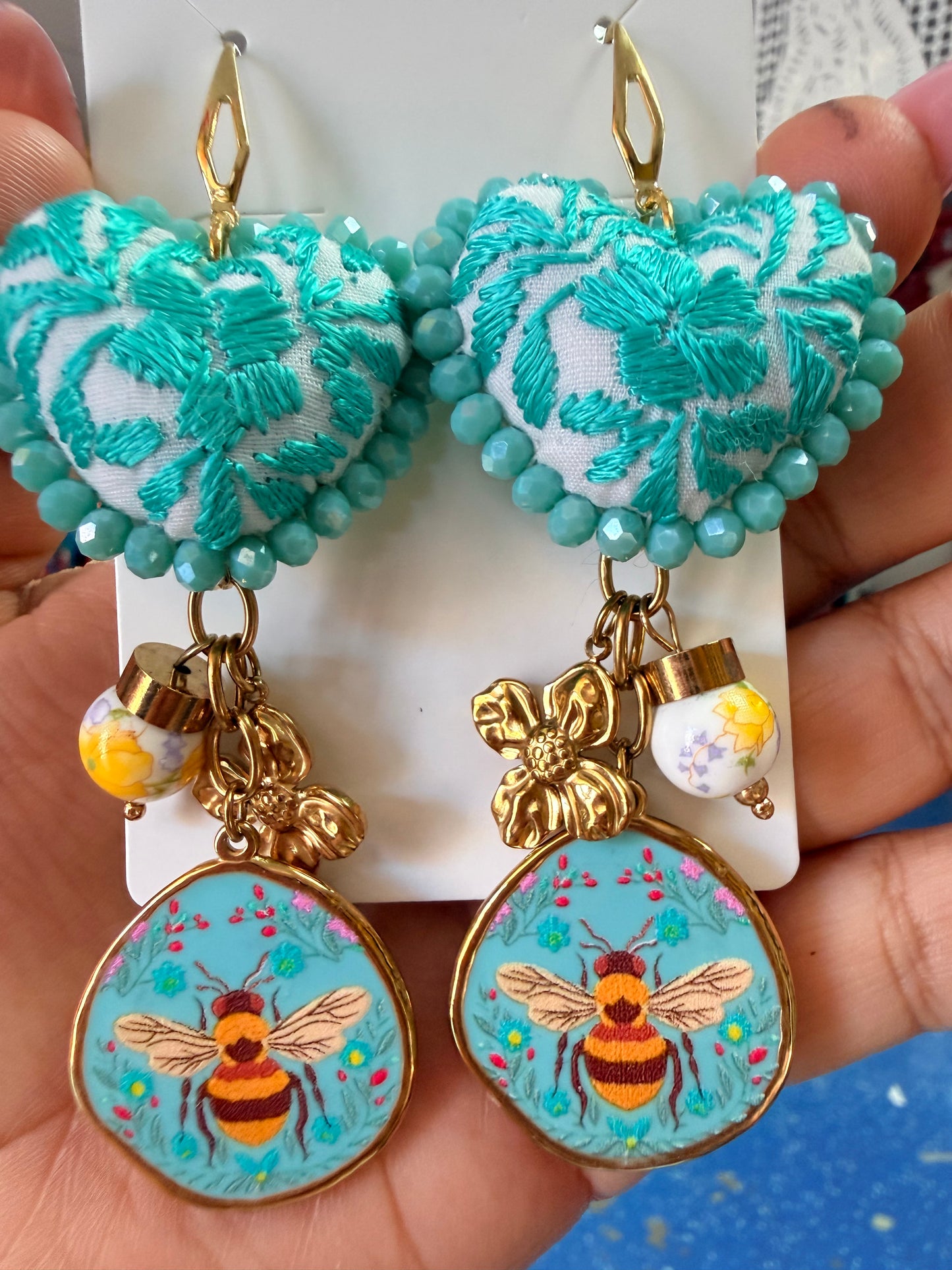 Arete de corazon bordado /abeja