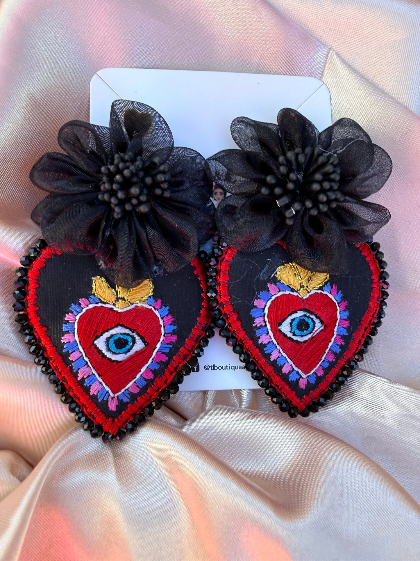 Aretes Únicos Bordados a Mano – Sagrado Corazón y Ojo Protector