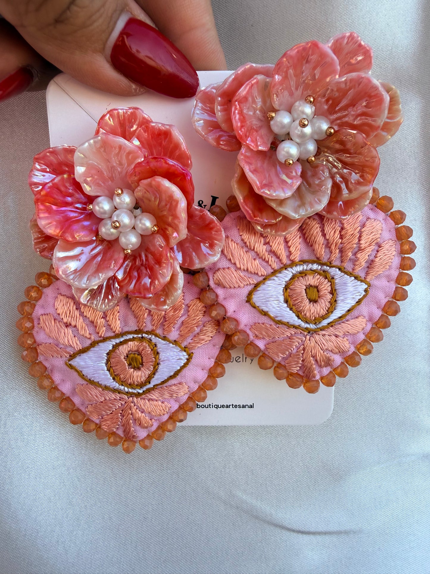 Aretes bordados de corazones / aretes bordados san Antonino/hand made jewelry/ negros