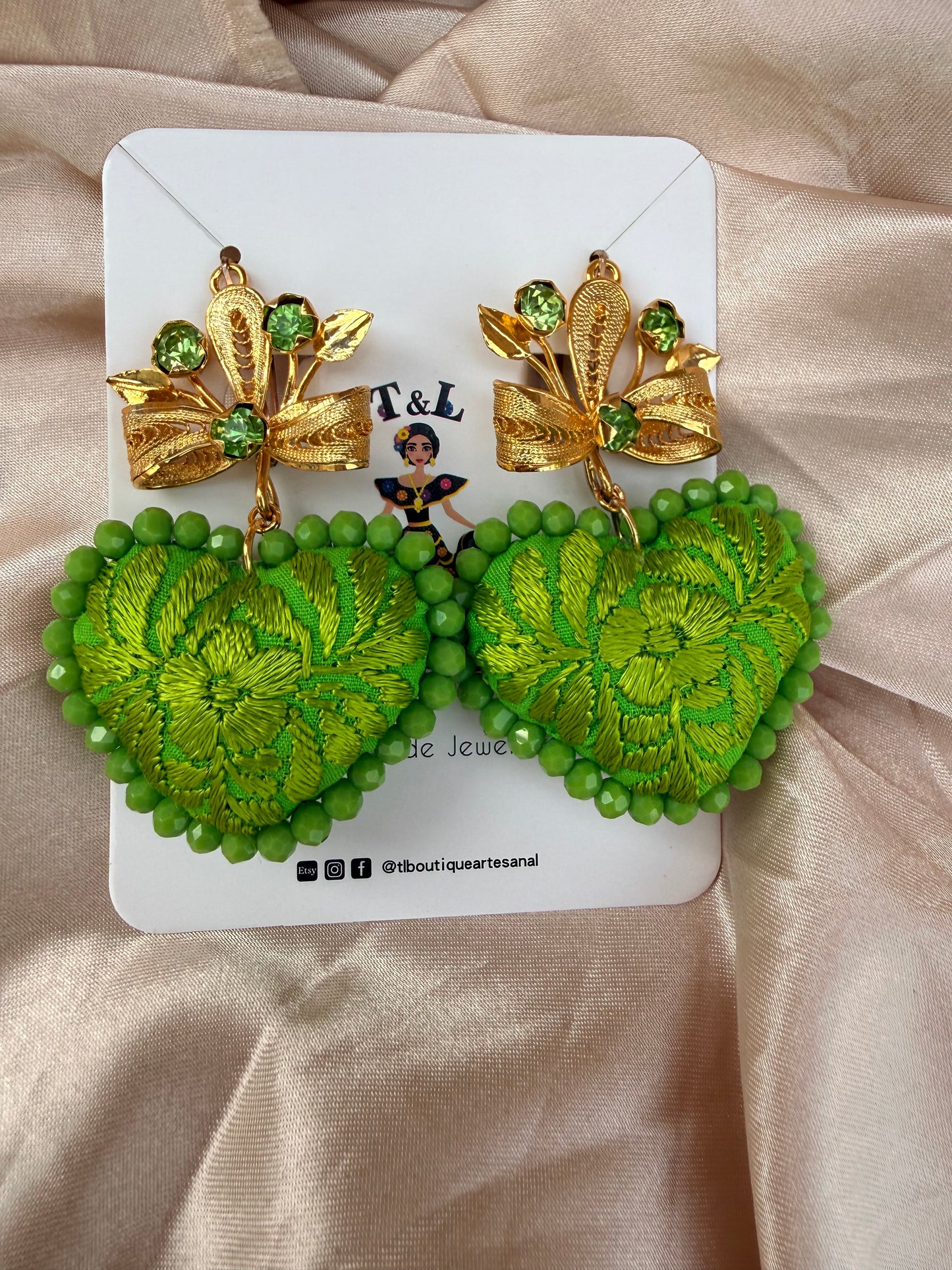 Aretes de corazones bordado a mano /con complemento de mińo de filigrana