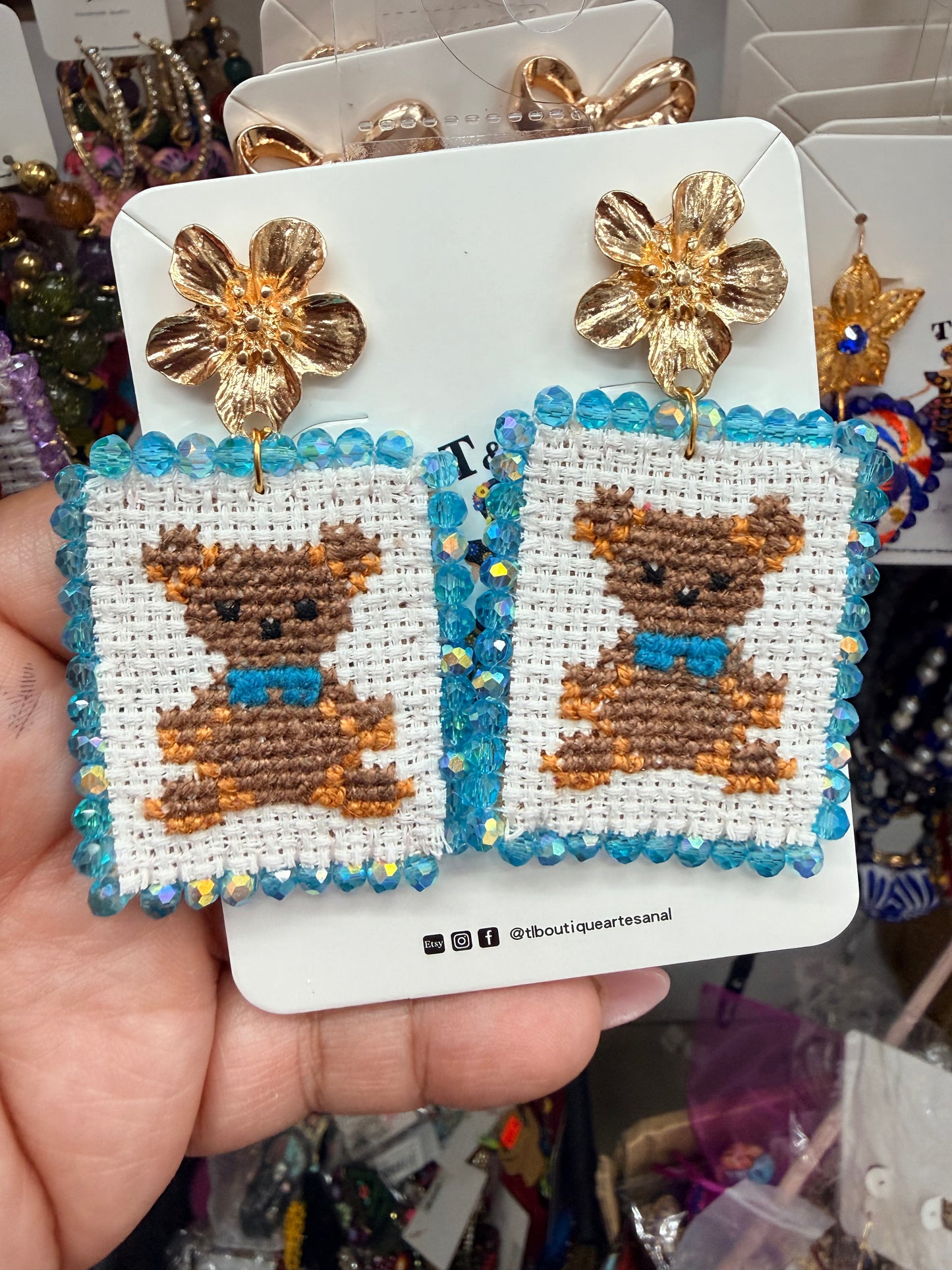 Aretes de osito / bordado a mano en punto de ceuz