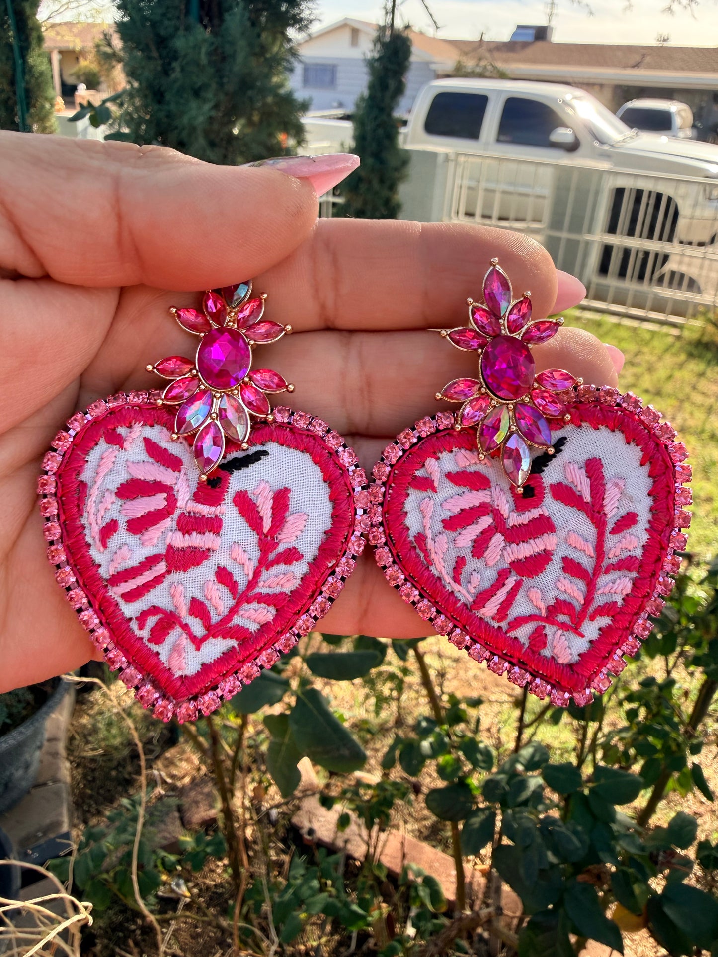 Aretes Corazón con Colibrí Bordado a Mano – Pink Statement Earrings – Joyería Artesanal Mexicana – Handmade Embroidered Earrings