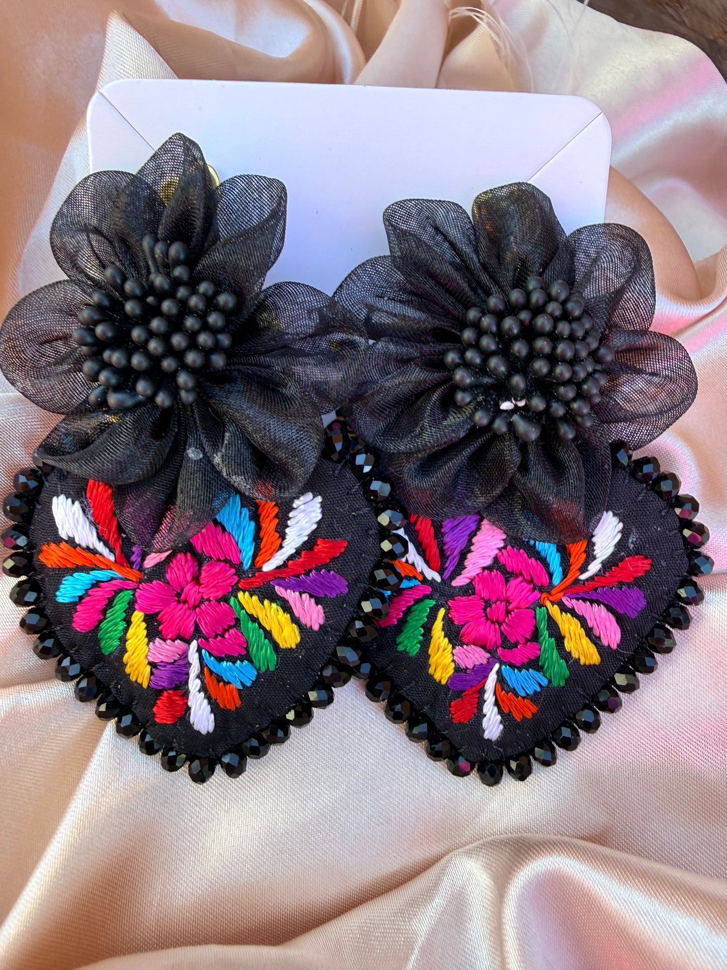 Aretes bordados a mano /aretes planos /multicoolor