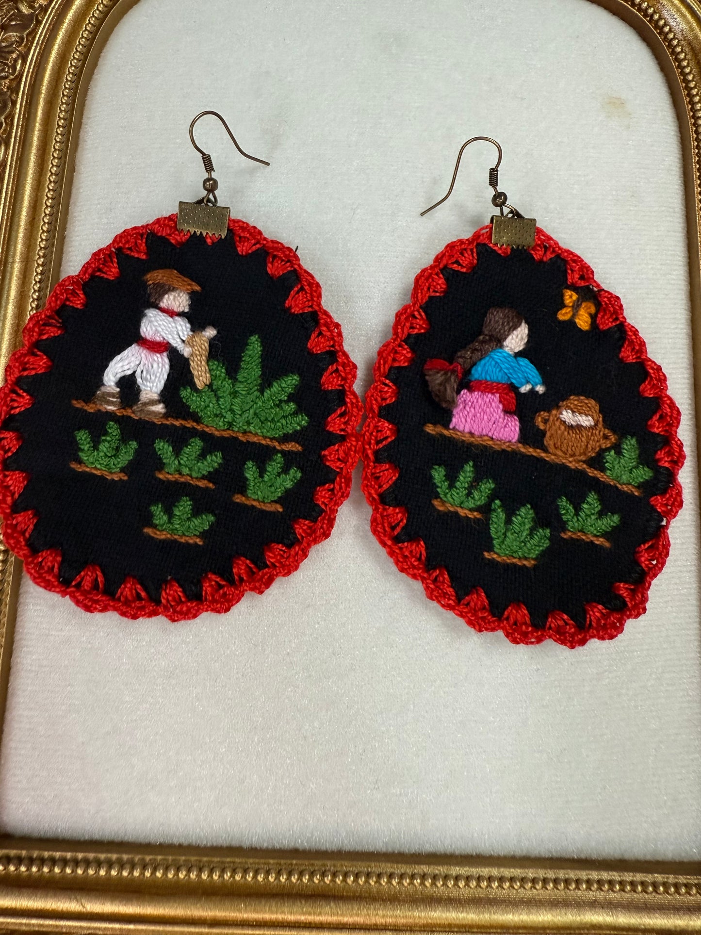 Aretes bordados de historias