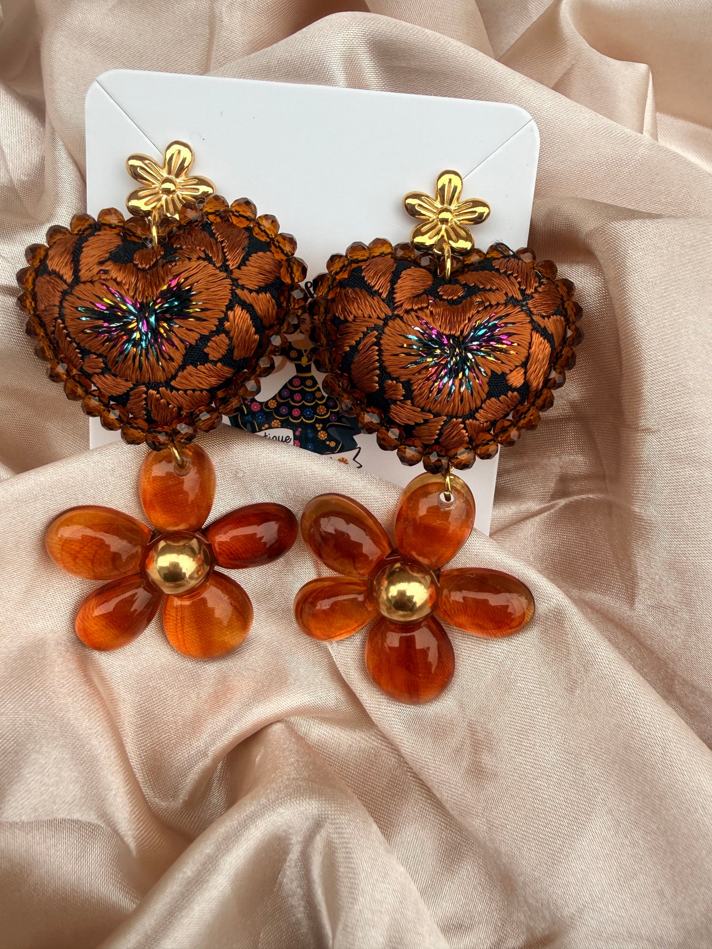 Aretes Flor Bordados a Mano con Aplicaciones Doradas | Joyería Artesanal