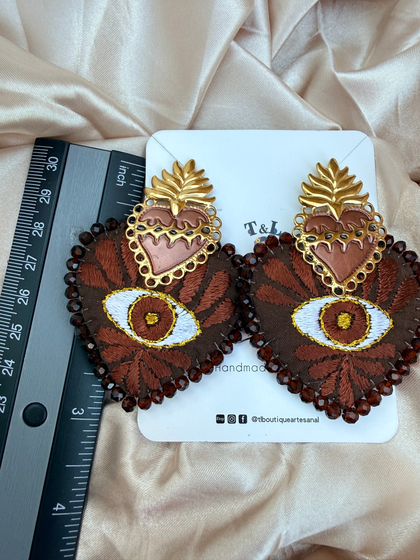 Aretes de Corazón Bordado a Mano con Sagrado Corazón de Jesús | Complemento de Acero Inoxidable | Joyería Artesanal Ligera. Ojo turco