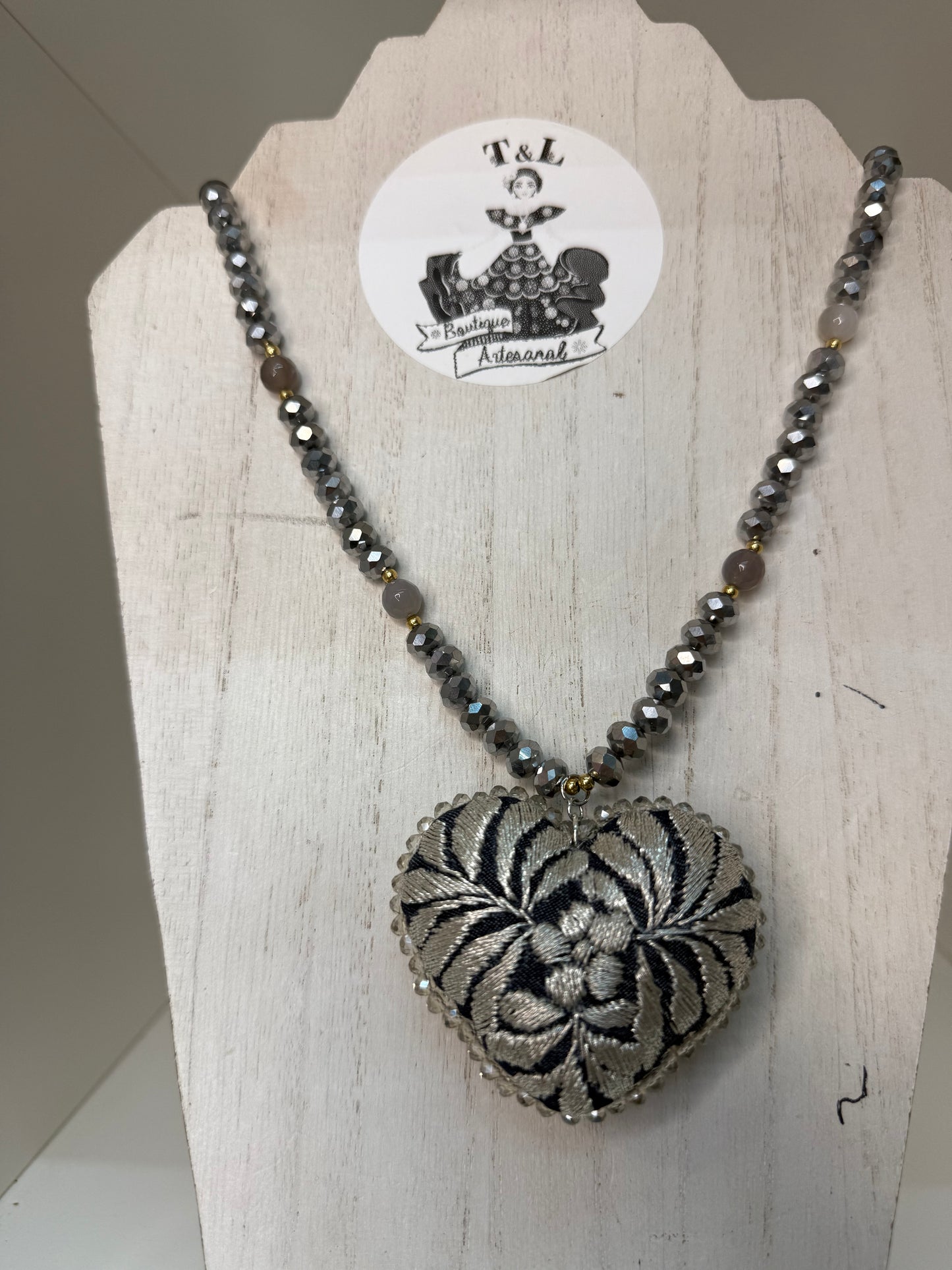 Collar bordado san antonino