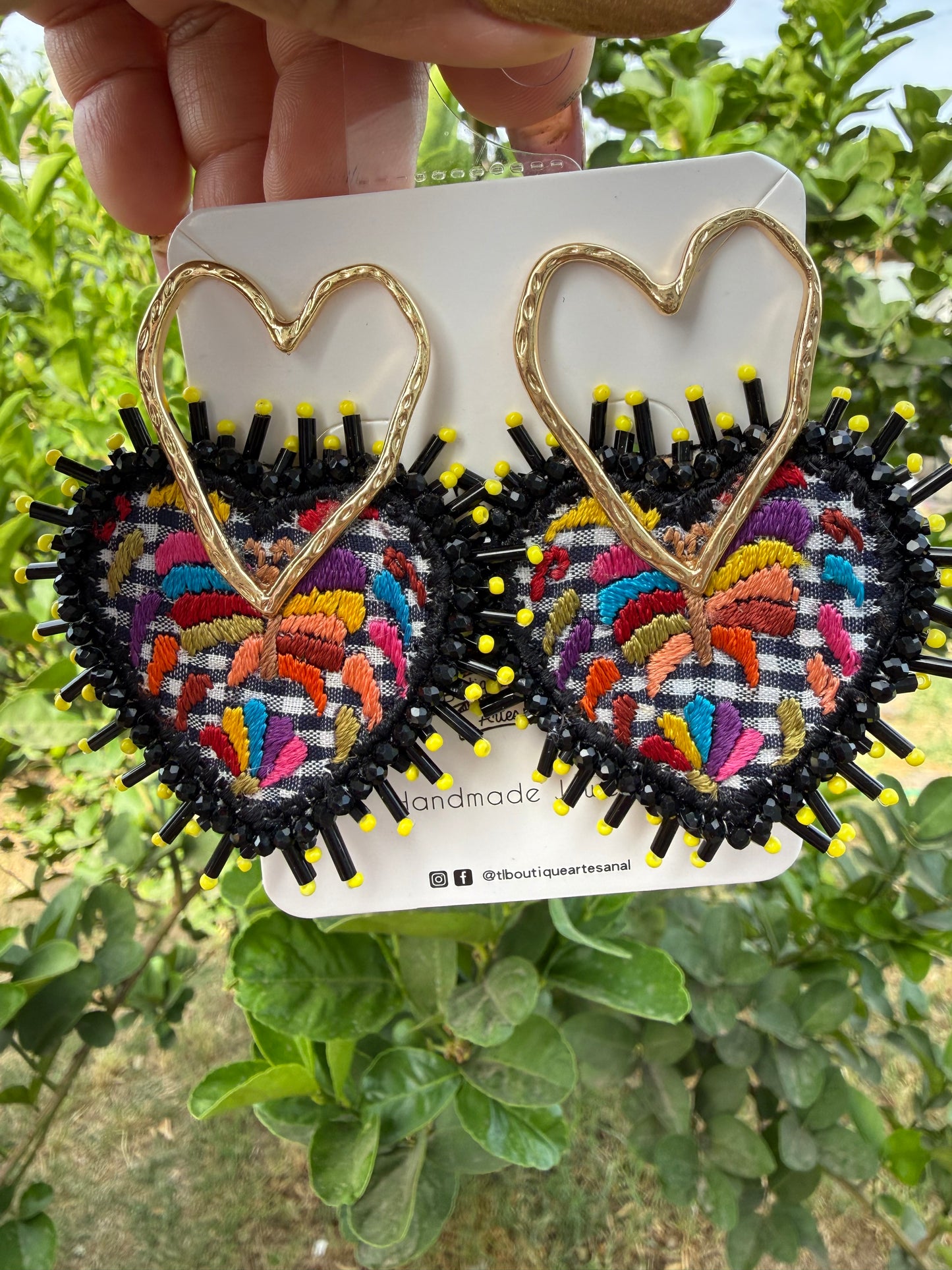 Cuadritos/mariposa/ aretes bordado a mano