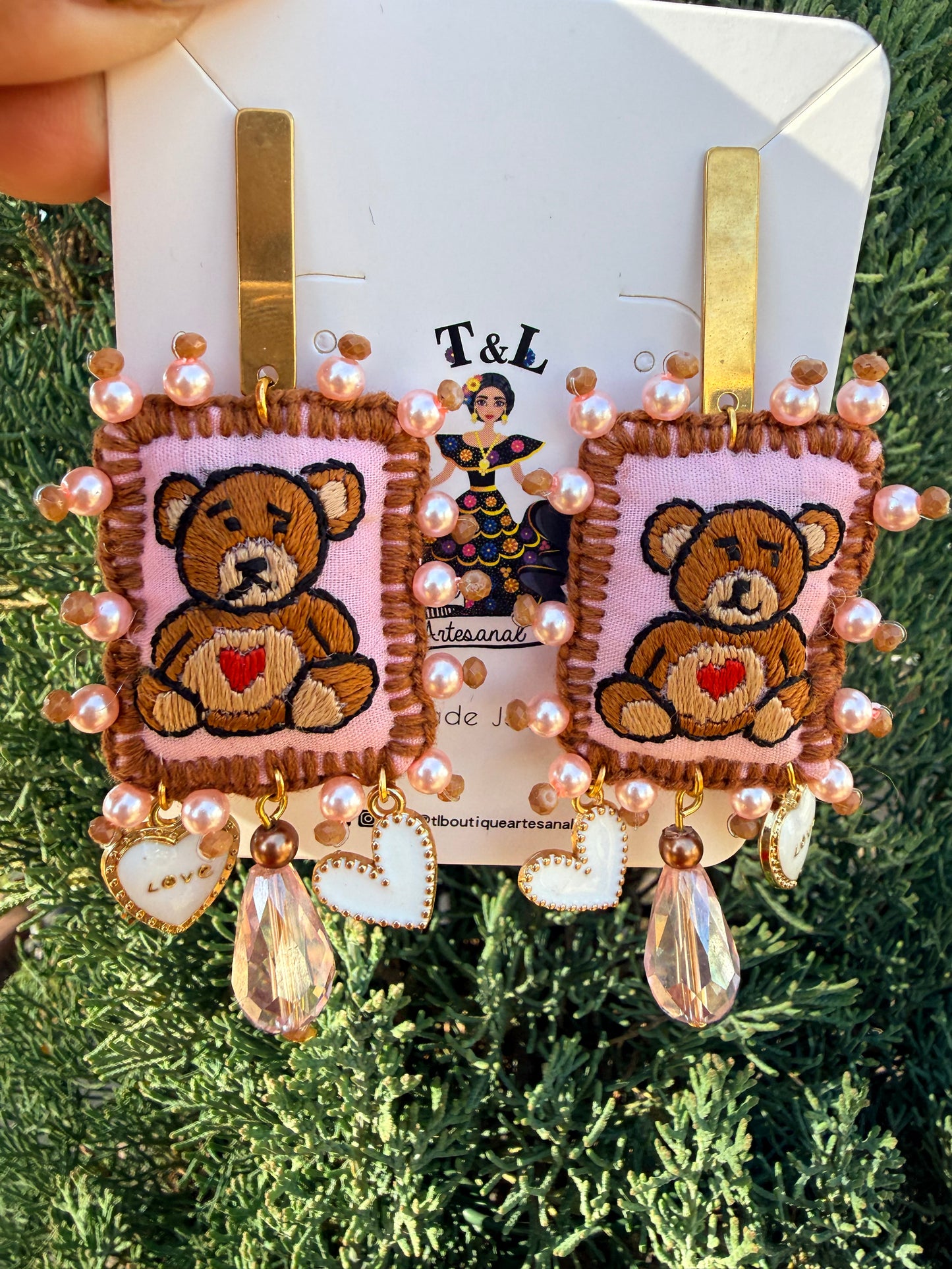 Aretes Bordados a Mano Oso con Corazones – Artesanales y Únicos