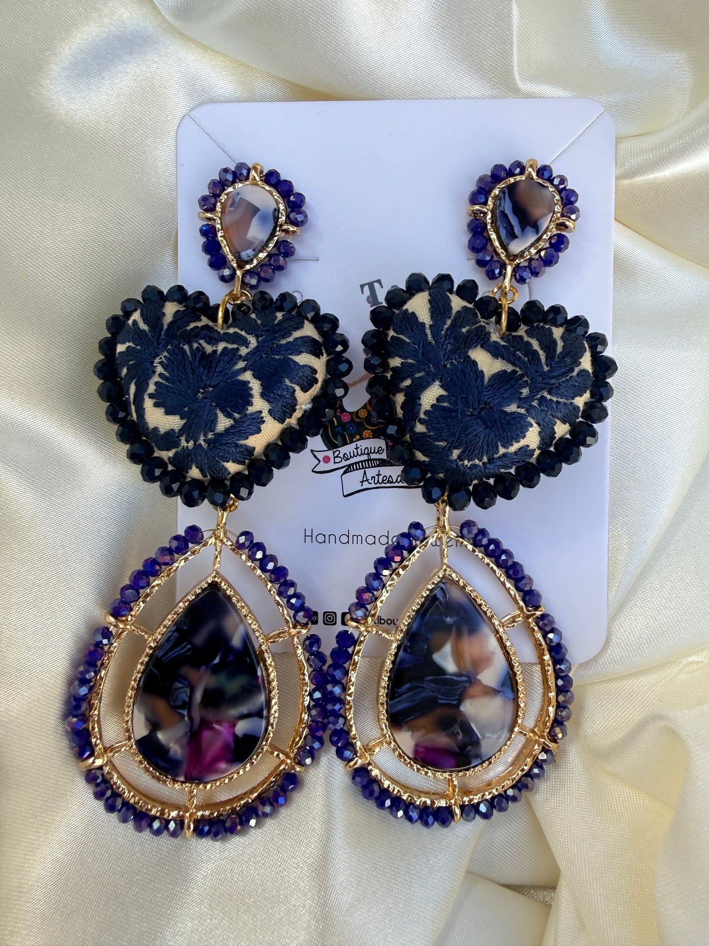 Aretes bordados a mano / aretes san Antonino/ hand made jewelry/ azul marino