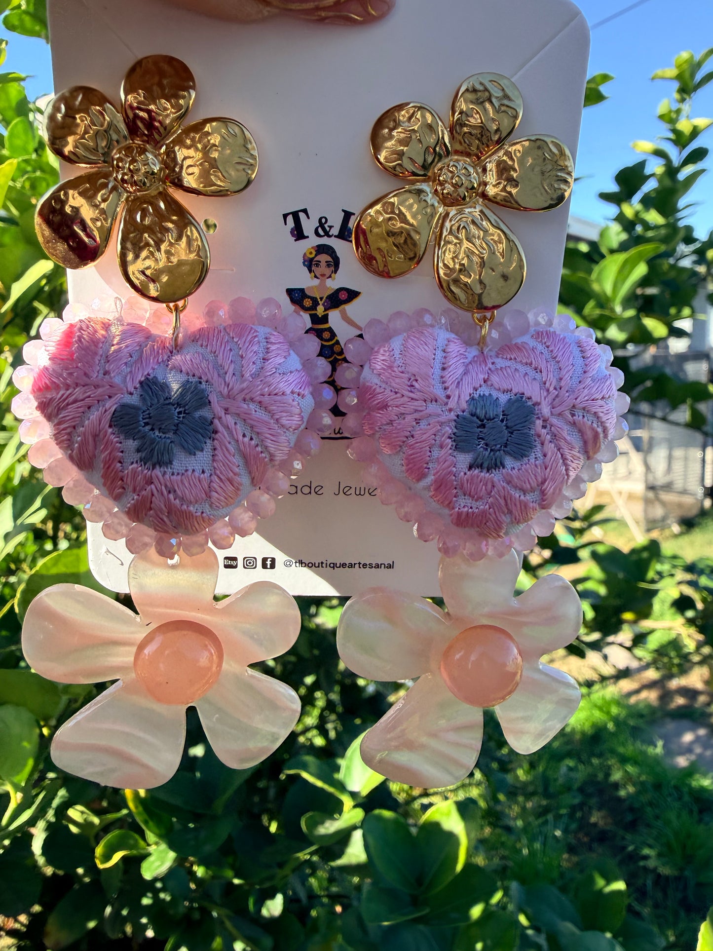 Aretes Corazón Bordados en Tonos Pastel con Flor de Acero Inoxidable/HANDMADE JEWELRY