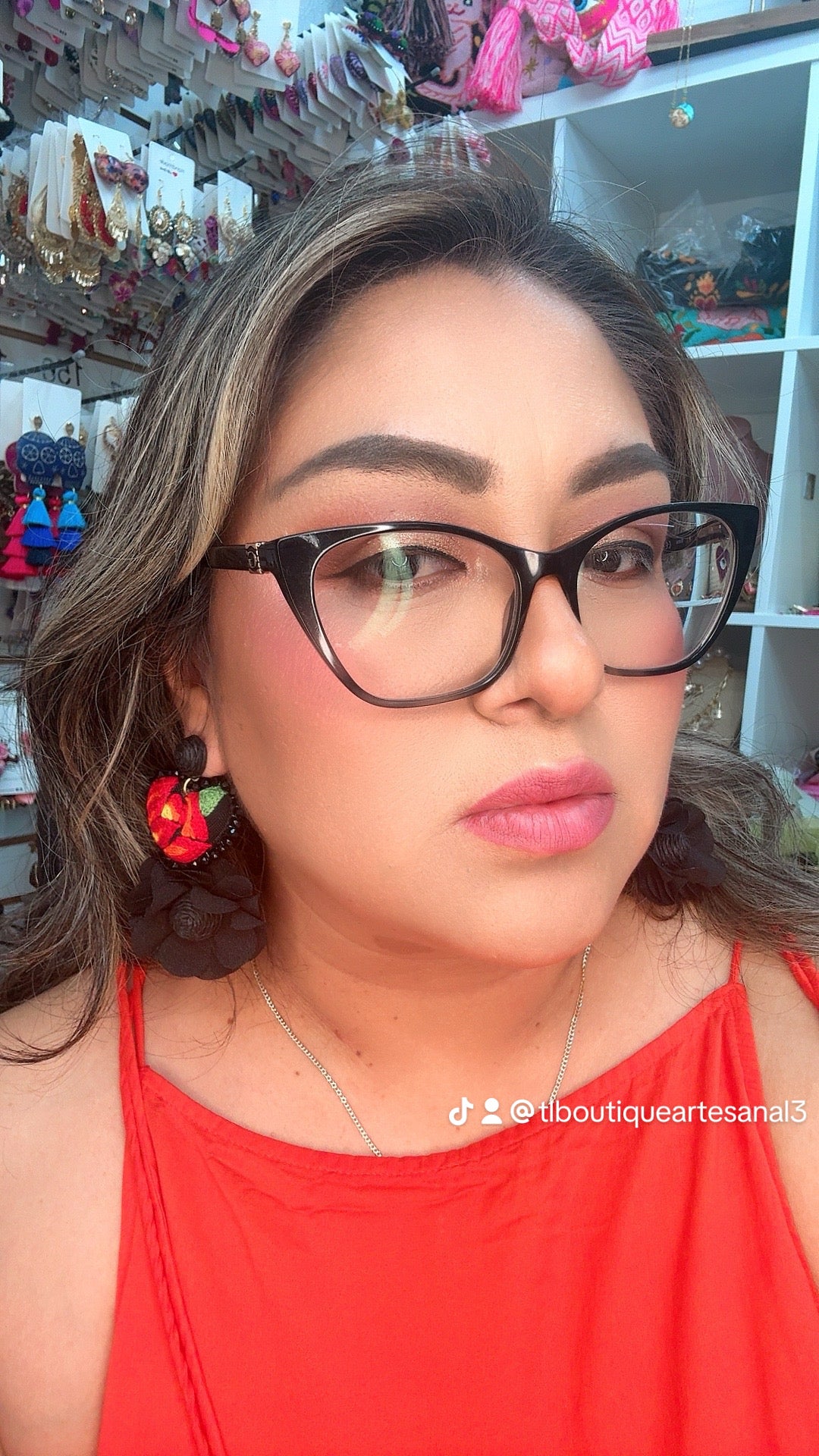 Arete de corazon bordado utsmeño/rojo /negro