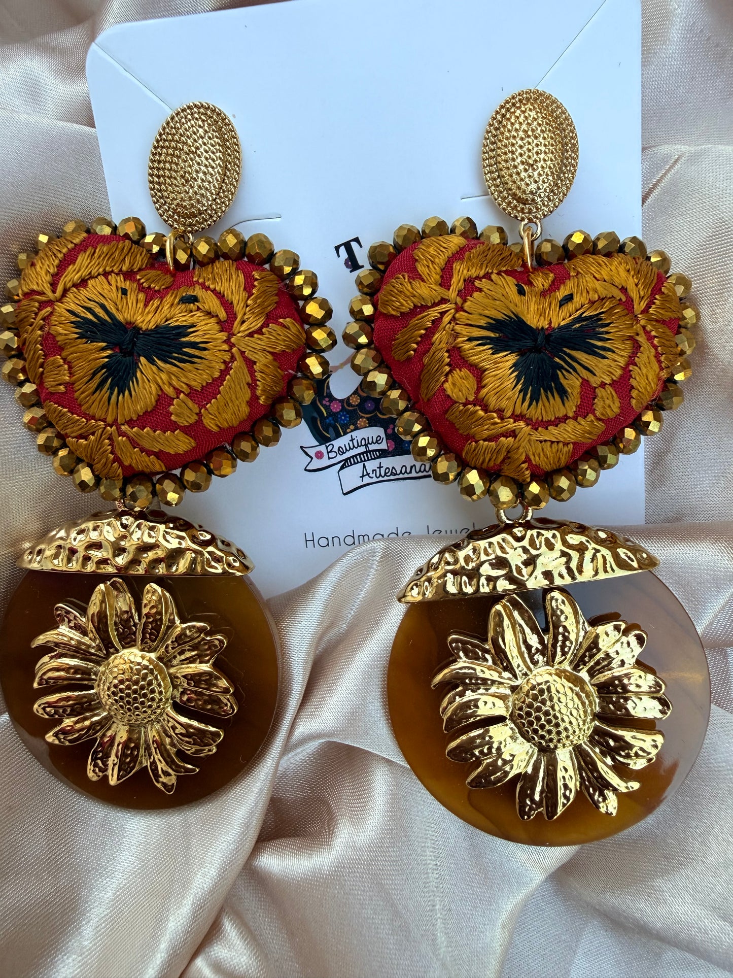 Aretes de Corazón Bordado a Mano con Sagrado Corazón de Jesús | Complemento de Acero Inoxidable | Joyería Artesanal Ligera