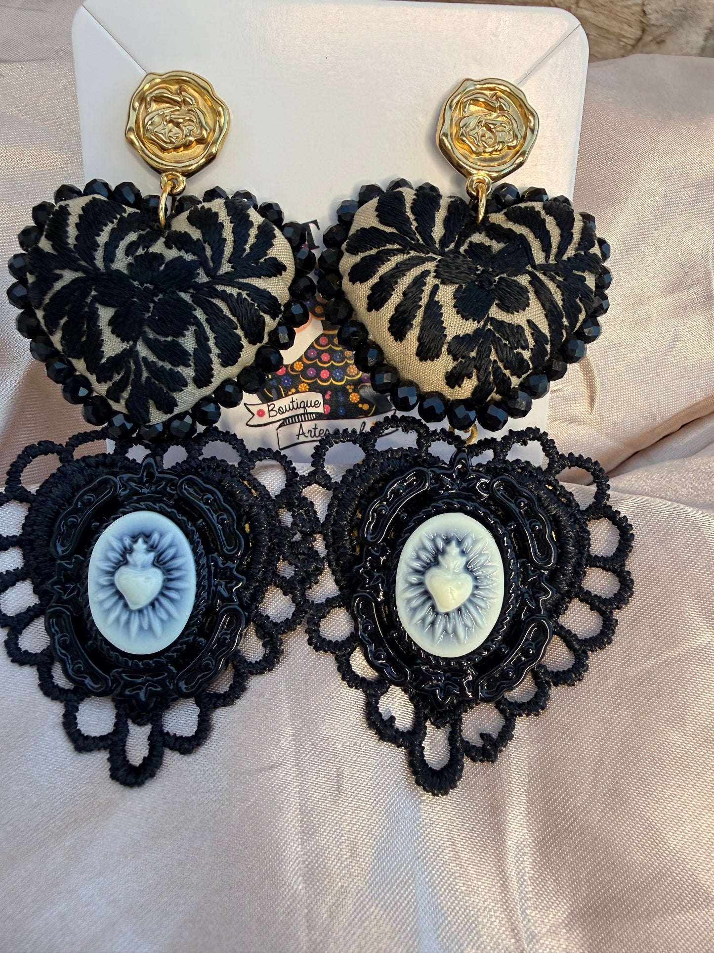 Aretes de Corazón Bordado a Mano con Sagrado Corazón de Jesús | Complemento de Acero Inoxidable | Joyería Artesanal Ligera