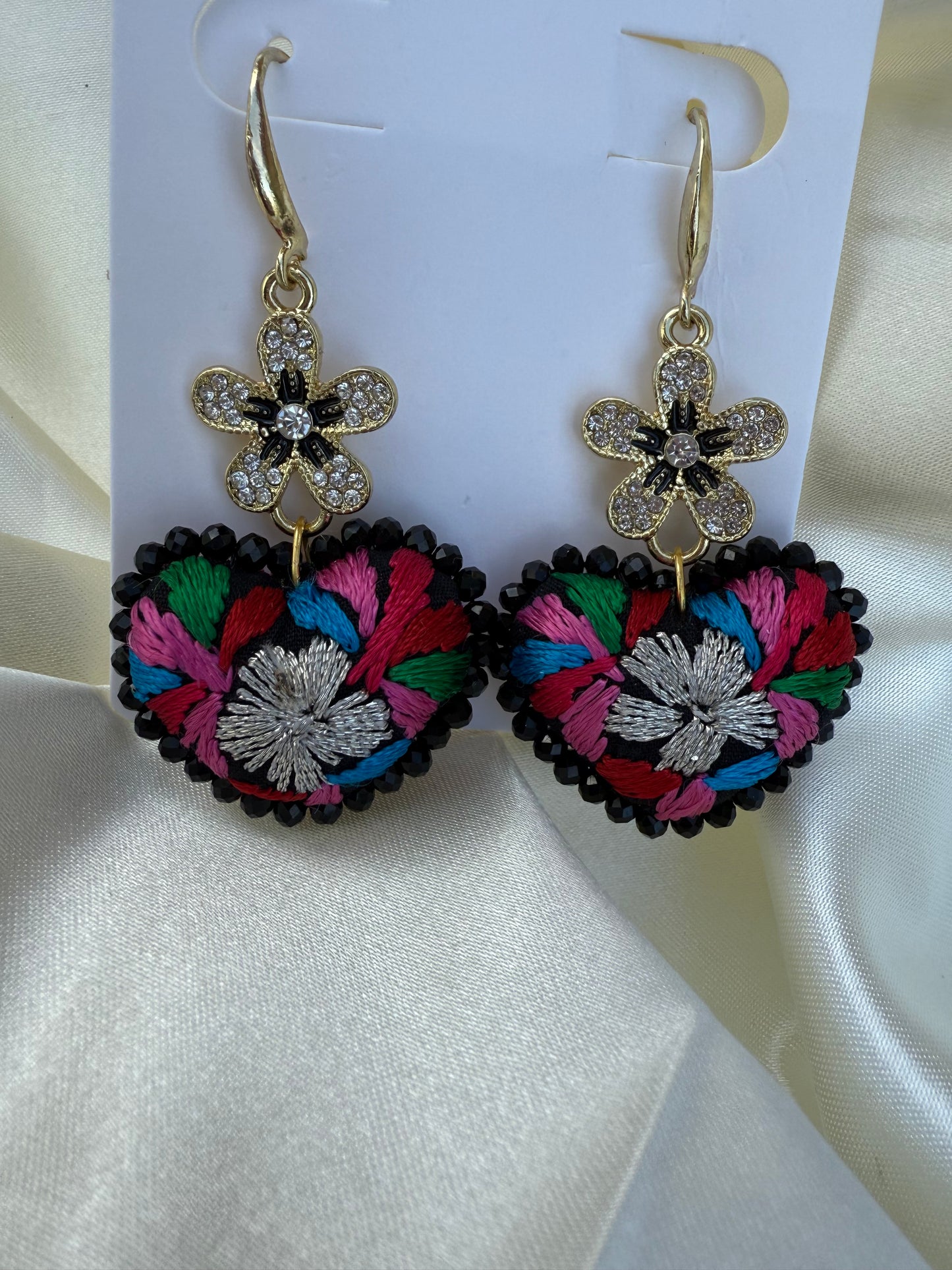 Aretes de corazon bordado minis/ aretes artesanales bordados a mano/ hand made jewelry/