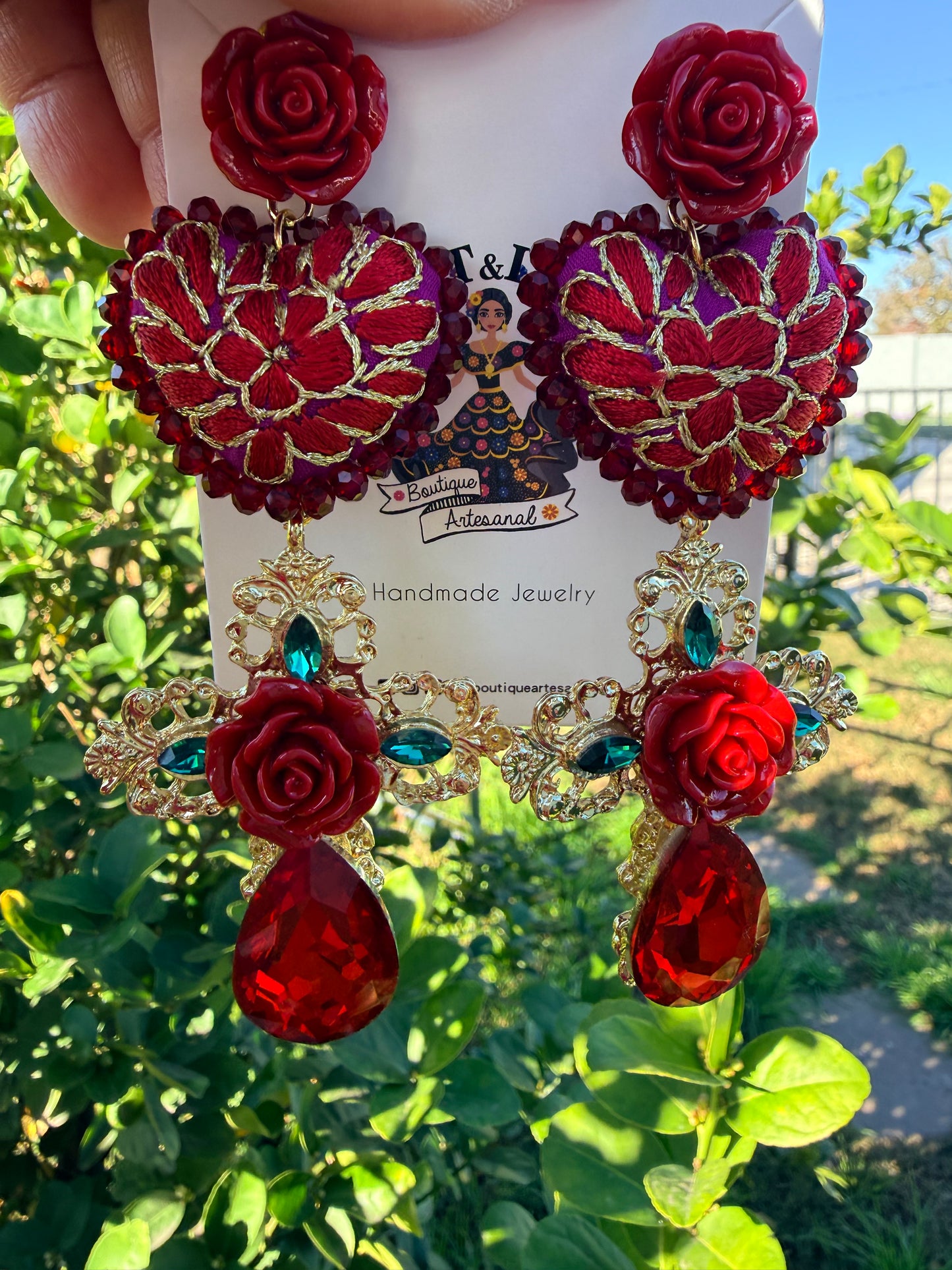 Aretes Bordados a Mano Únicos | Corazón Bordado con Cruz Roja Floral