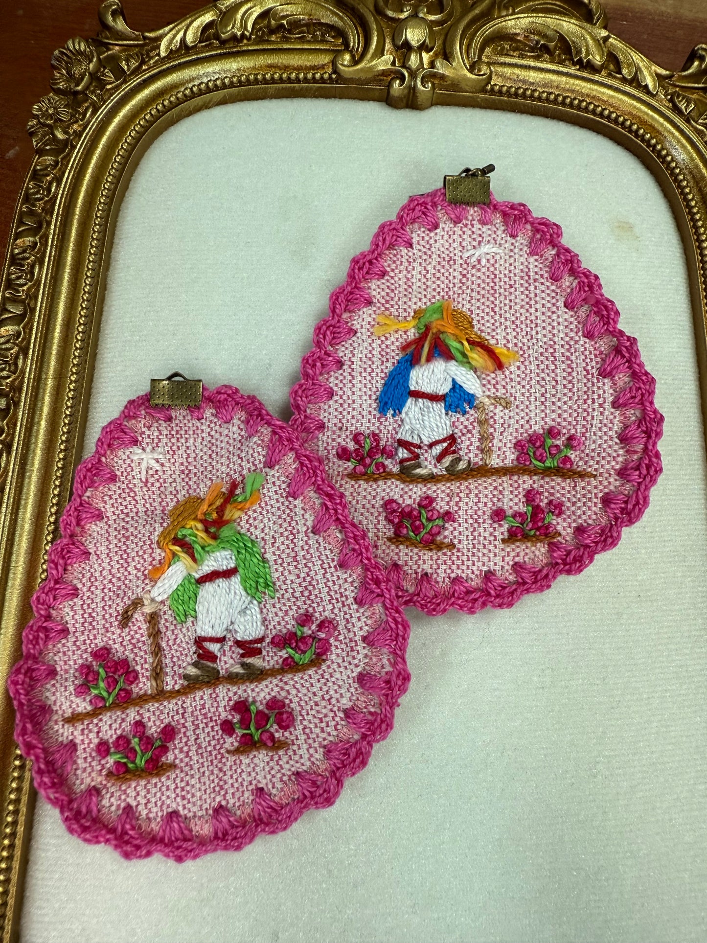 Aretes bordados de historias