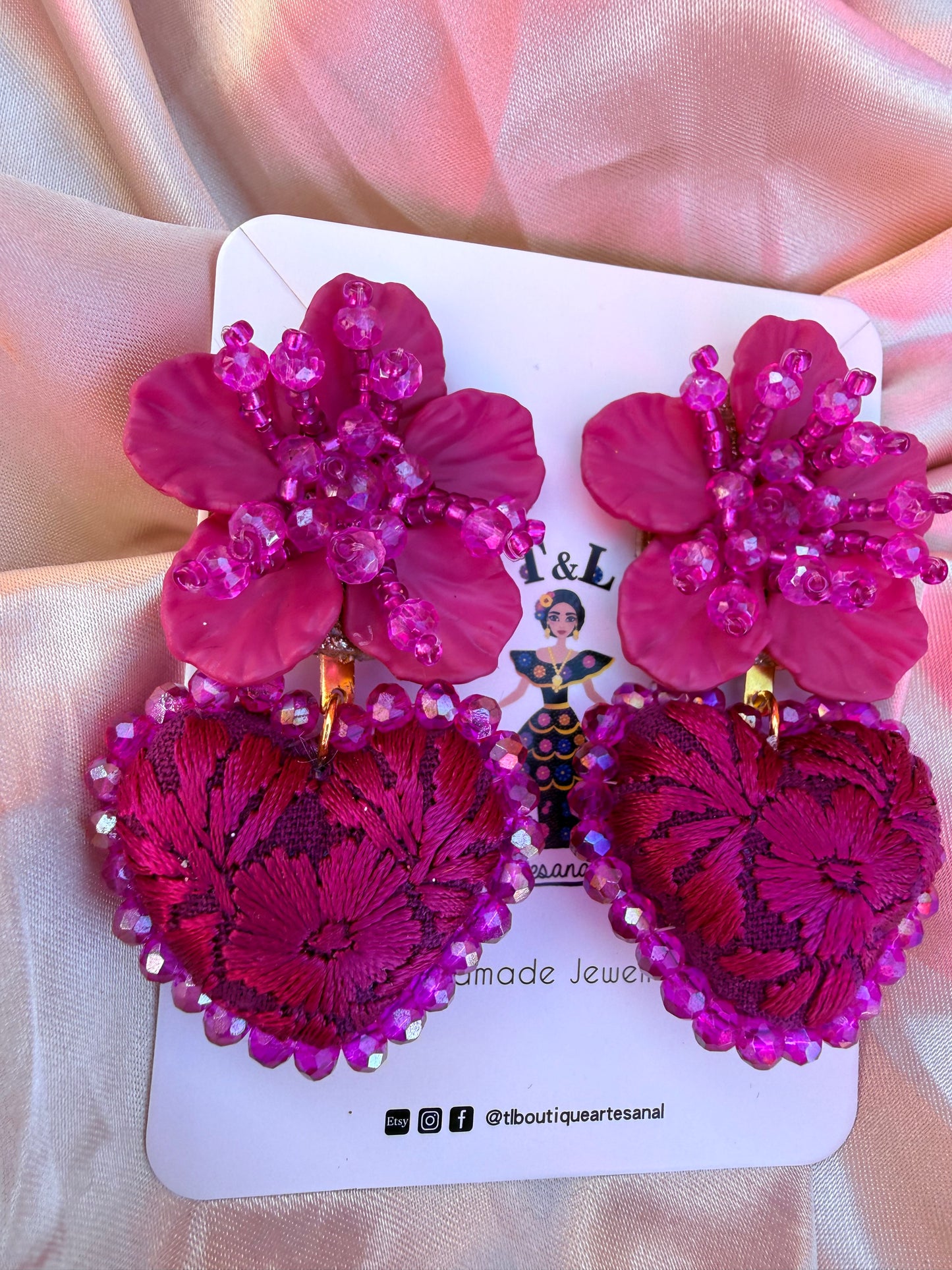 Aretes de corazon bordado a Mano / aretes con flor/aretes rosas