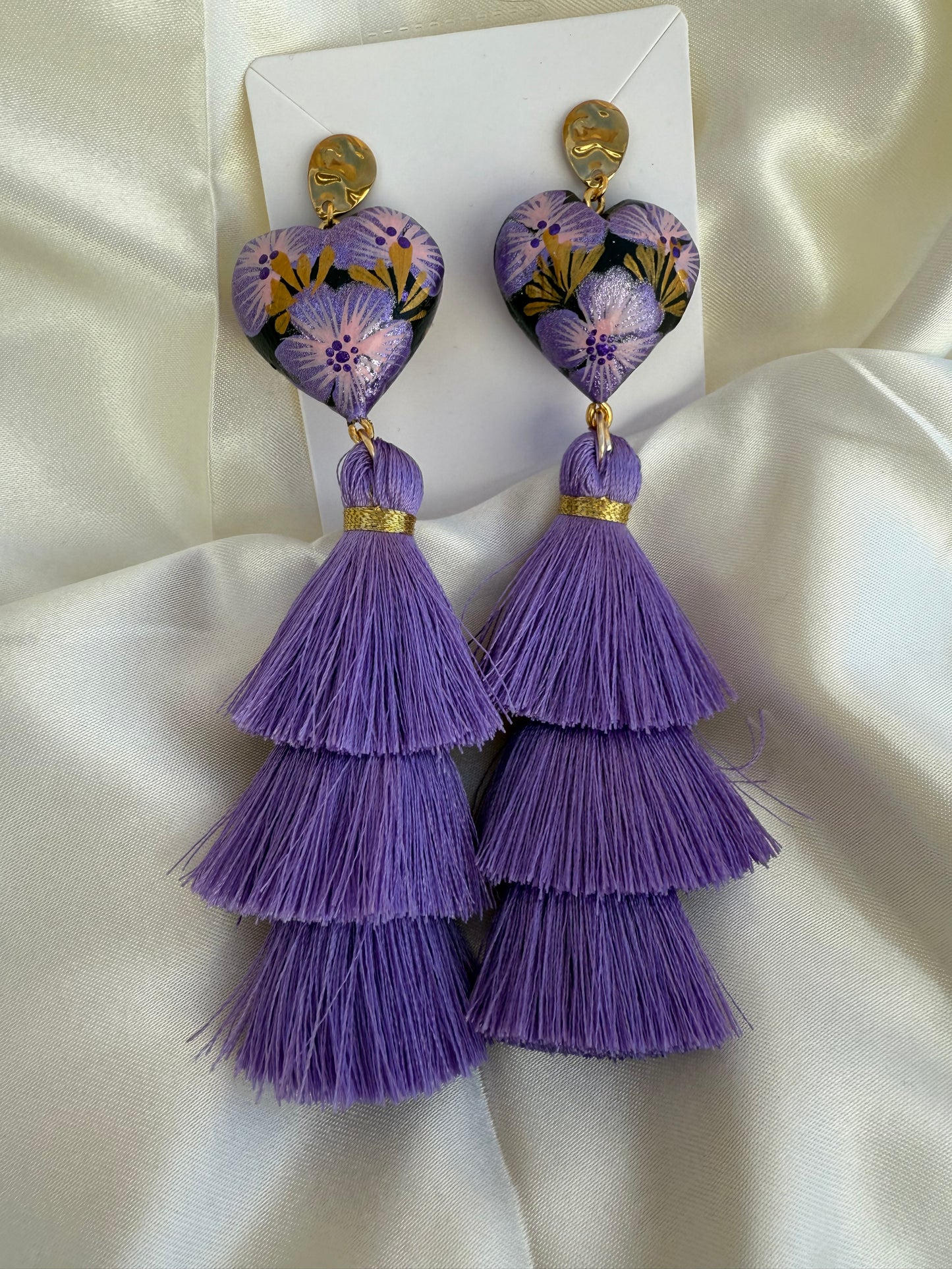Aretes de Corazon de madera de copal /con borlas de hilos de ceda