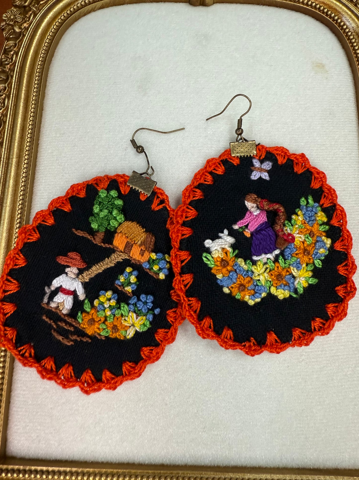 Aretes bordados de historias