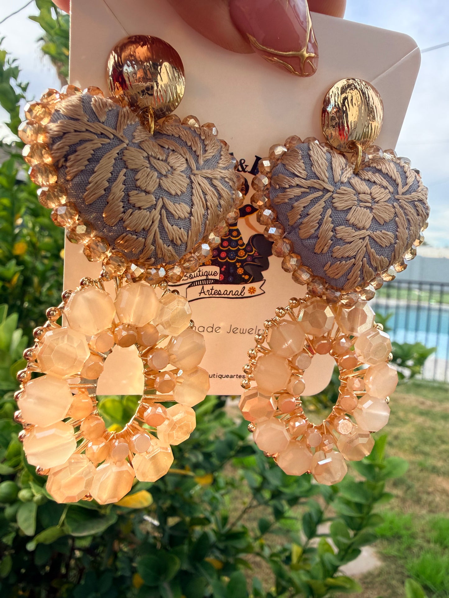 Aretes bordados a mano / aretes san Antonino/ hand made jewelry/ aretes de corazon/ aretes de piedras