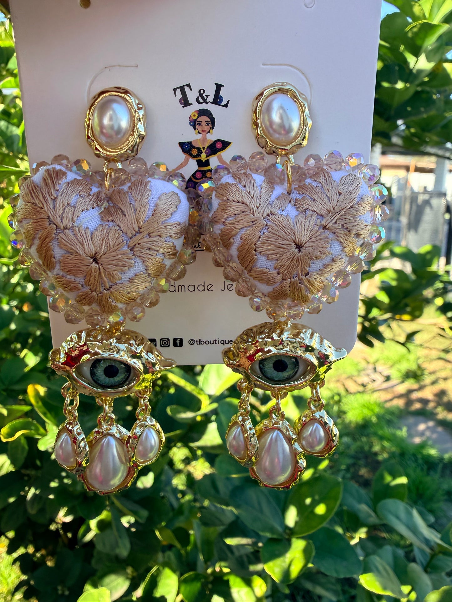 Aretes Bordados a Mano con Ojo Protector y Dije de Sagrado Corazón – Ligeros y Únicos
/handmade jewelry/morados