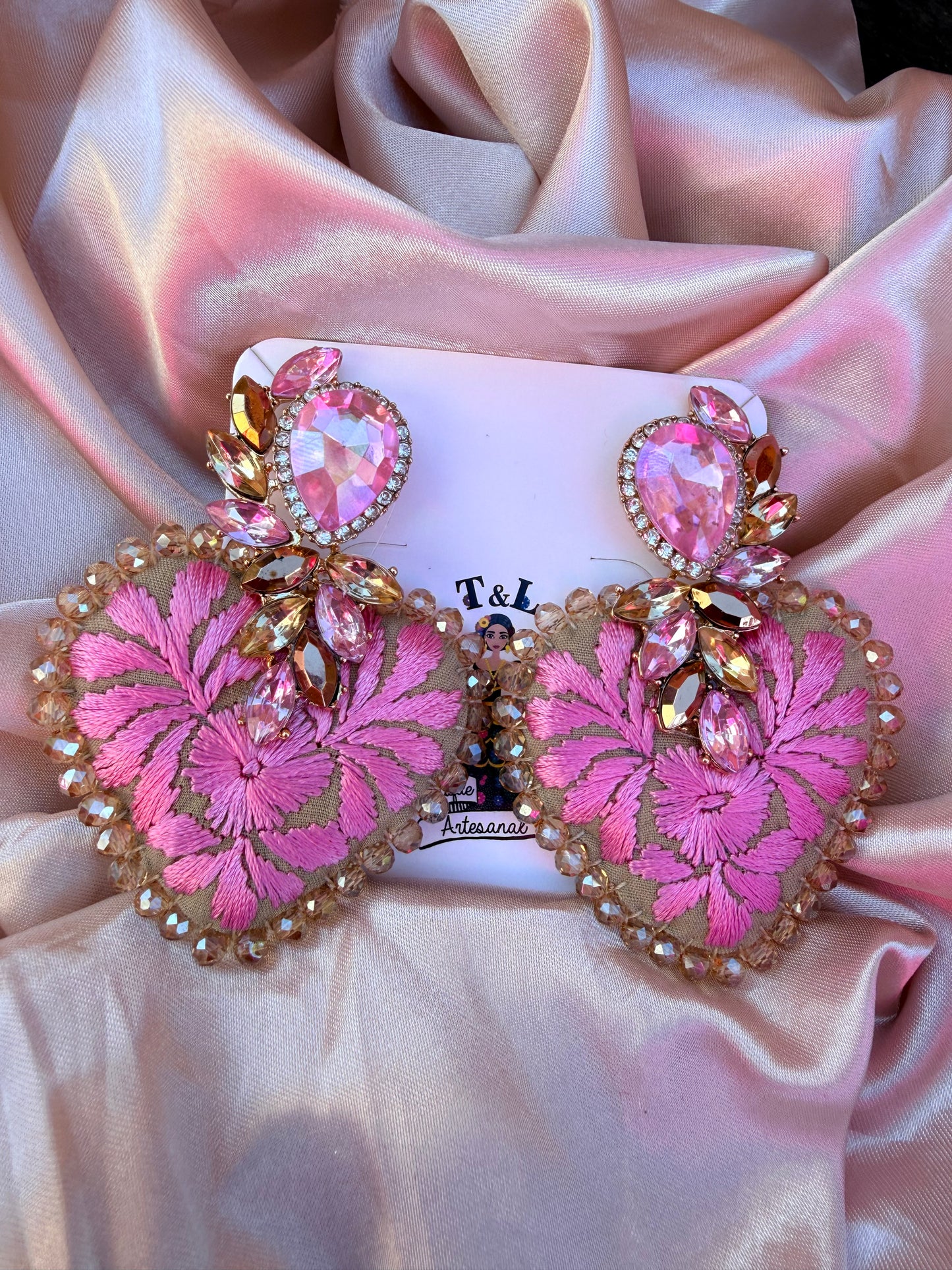 Arete de corazon bordado a mano /plano/hand made earrings/rosita