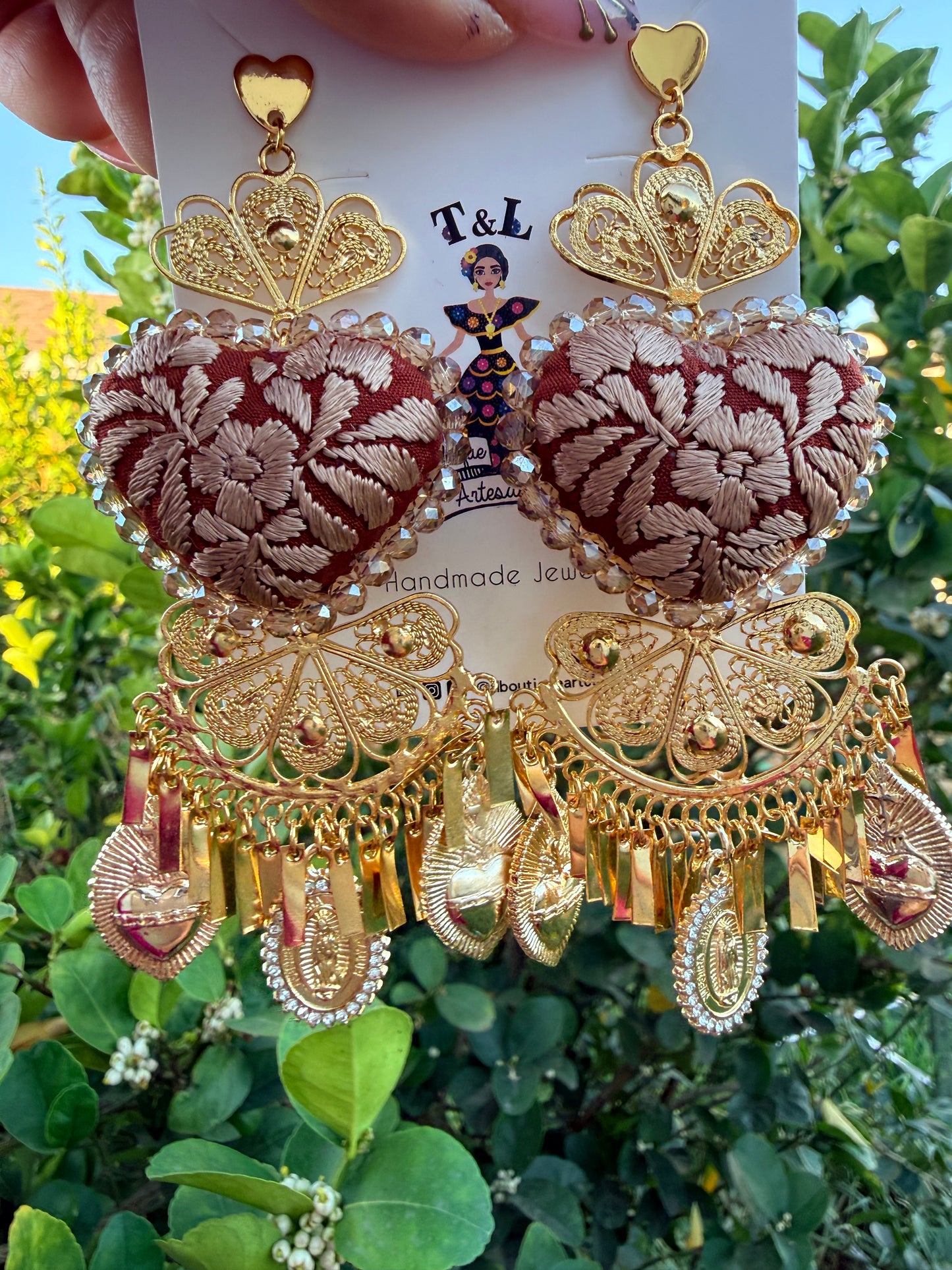 Aretes bordados a mano / aretes en forma de corazon/ chedron