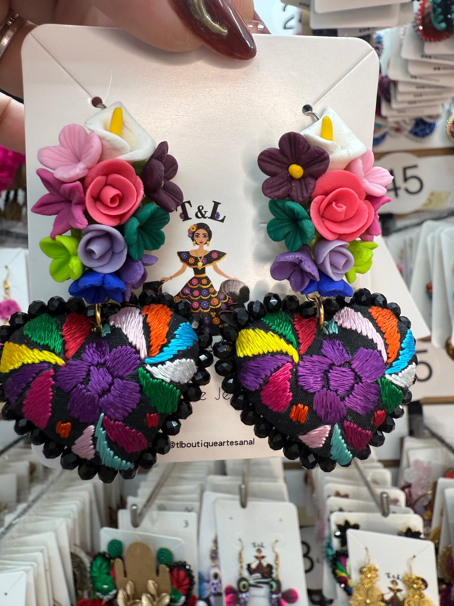 Aretes bordados a mano/pasta