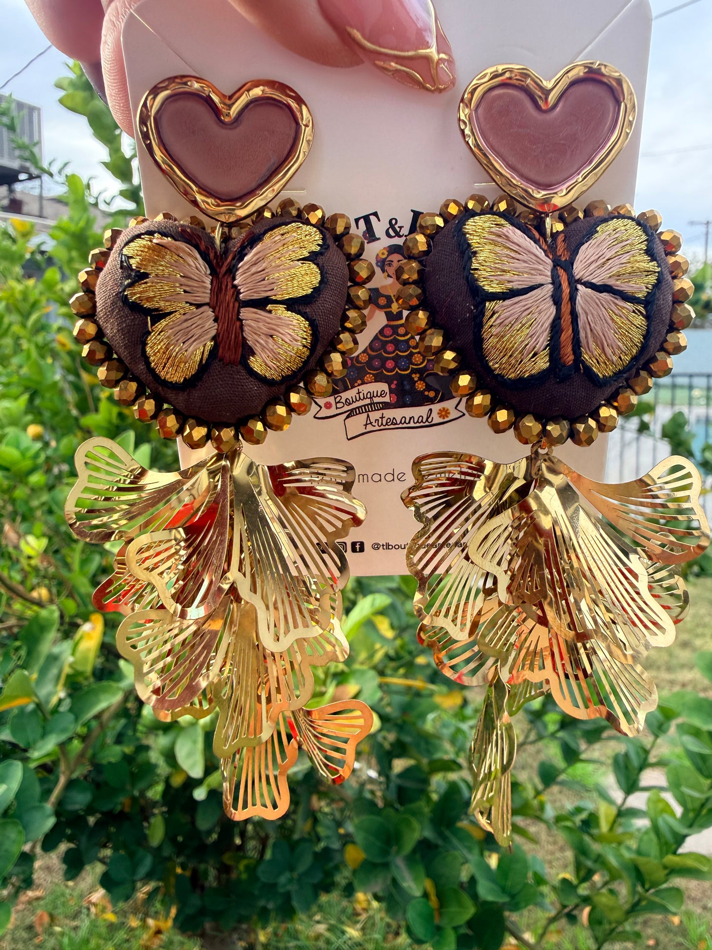 Aretes bordados a mano / aretes san Antonino/ hand made jewelry/ aretes de corazon/ aretes de corazon bordado mariposa