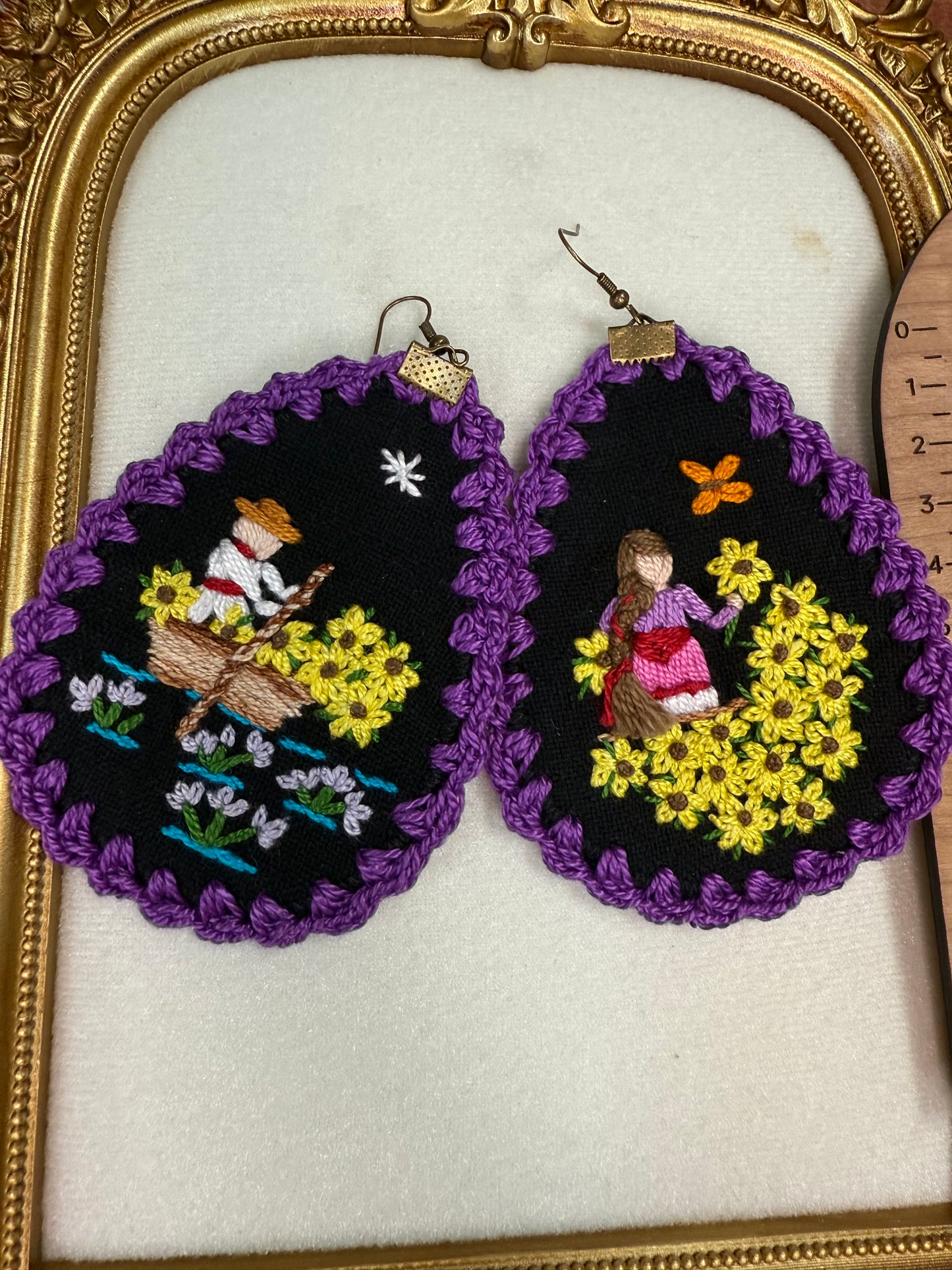 Aretes bordados de historias