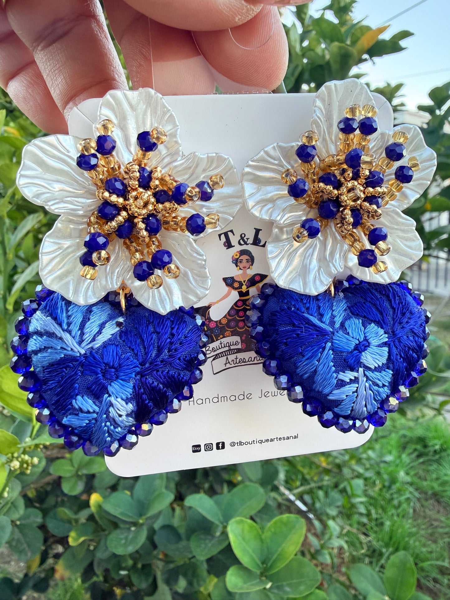 Aretes de corazon bordado a Mano / aretes con flor/azul rey