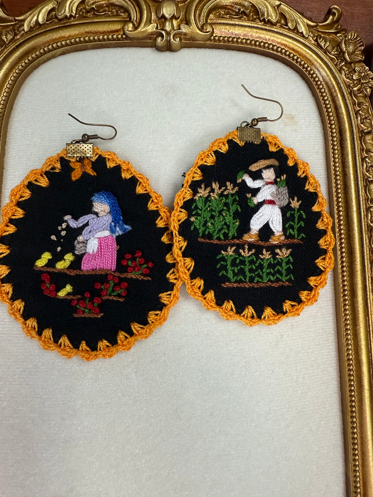 Aretes bordados de historias