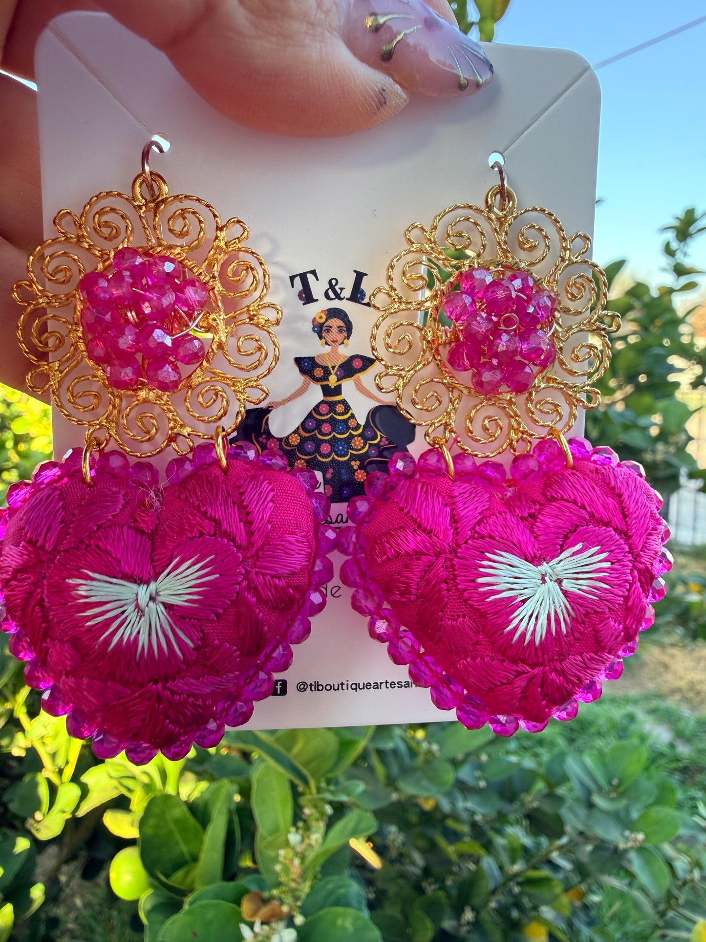 Aretes bordados a mano / aretes en forma de corazon/pink