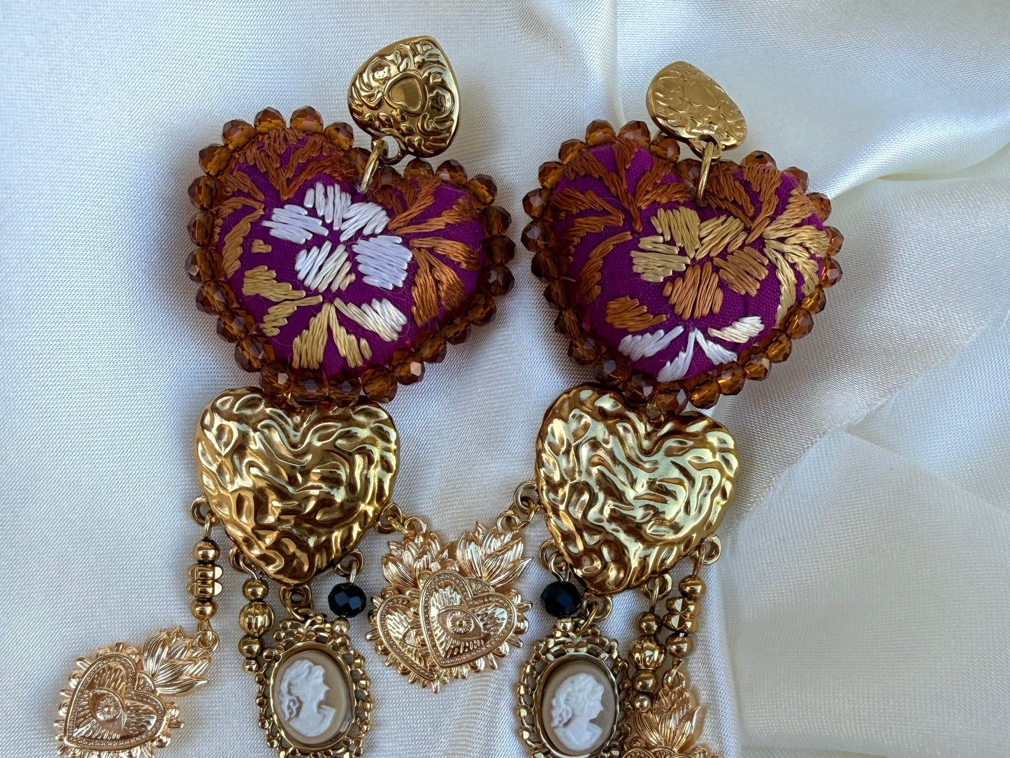 Aretes bordados a mano / aretes san Antonino/ hand made jewelry/ aretes luna/ aretes cafés