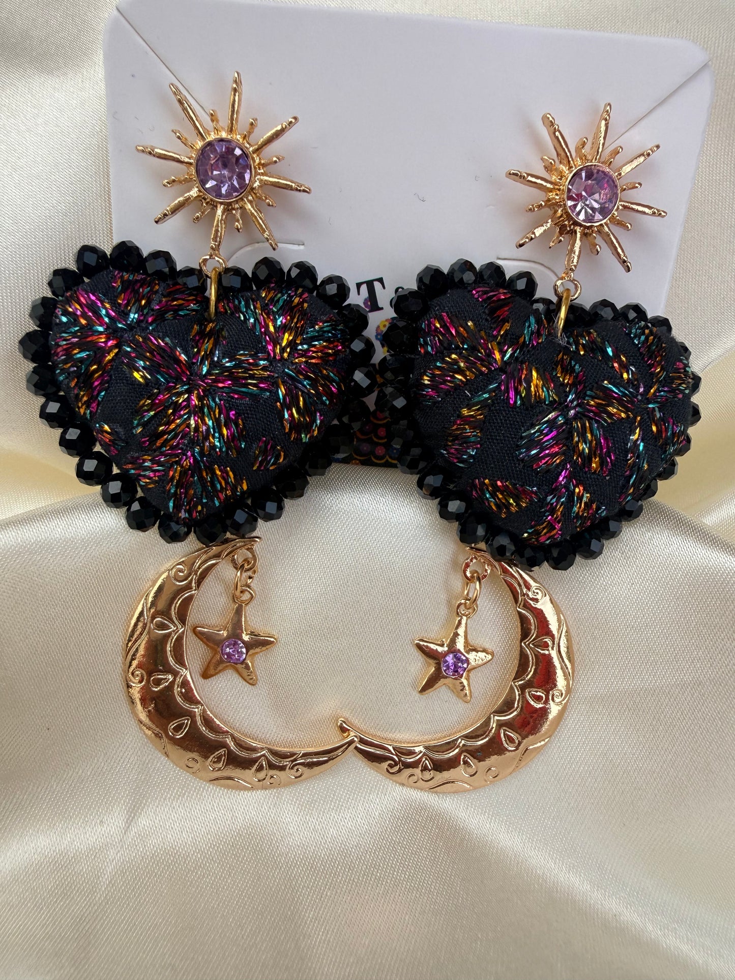 Aretes bordados a mano / aretes san Antonino/ hand made jewelry/ aretes luna/ aretes rojos/rosas