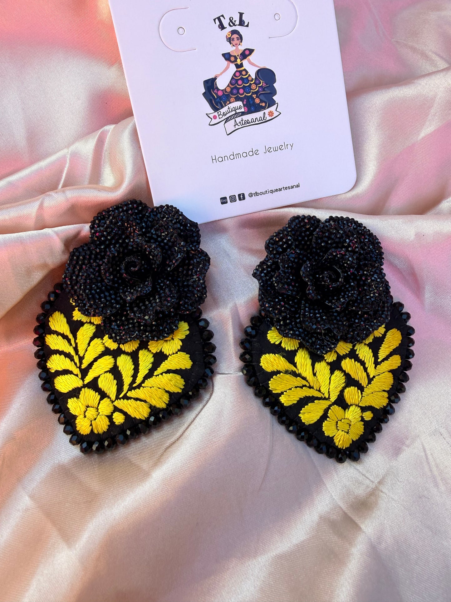 Areyes de corazon bordado a mano/ aretes planos/ san Antonino earrings/ Amarillo