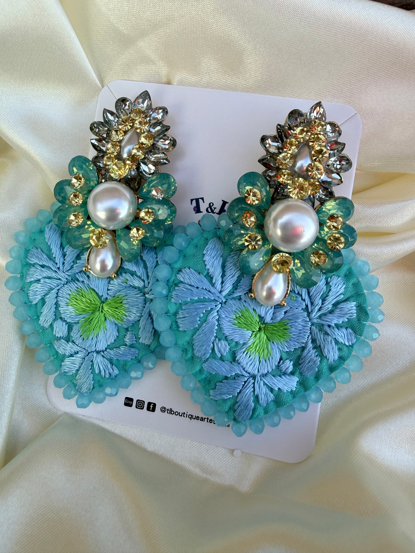 Aretes bordados de corazones plano/ aretes bordados san Antonino/hand made jewelry/