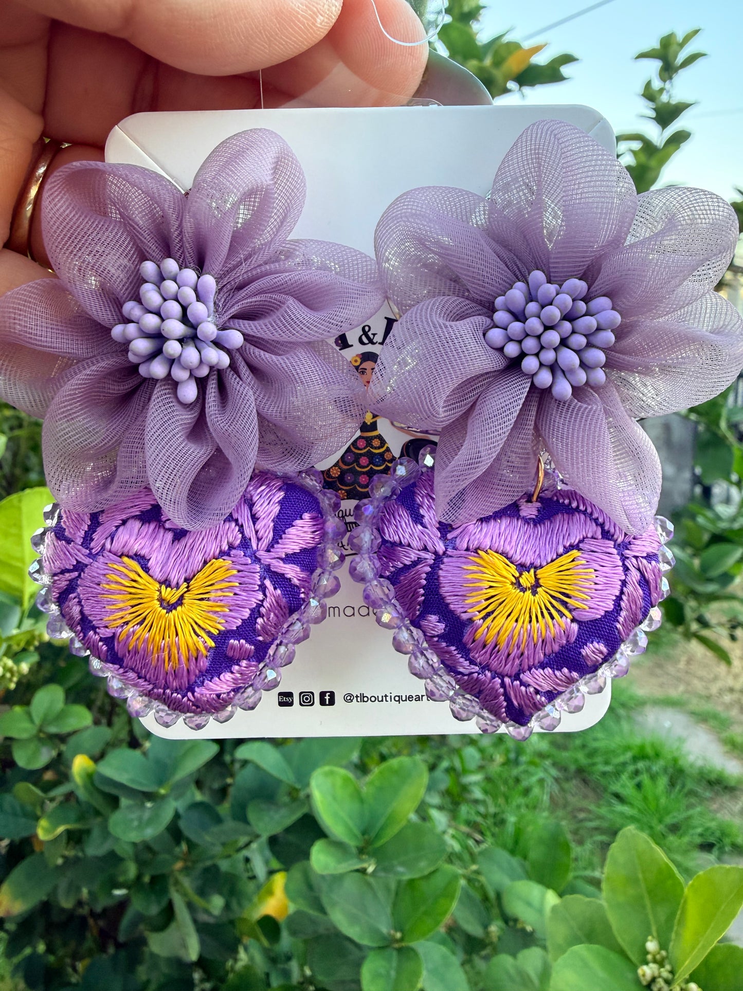 Aretes de corazon bordado a Mano / aretes con flor/