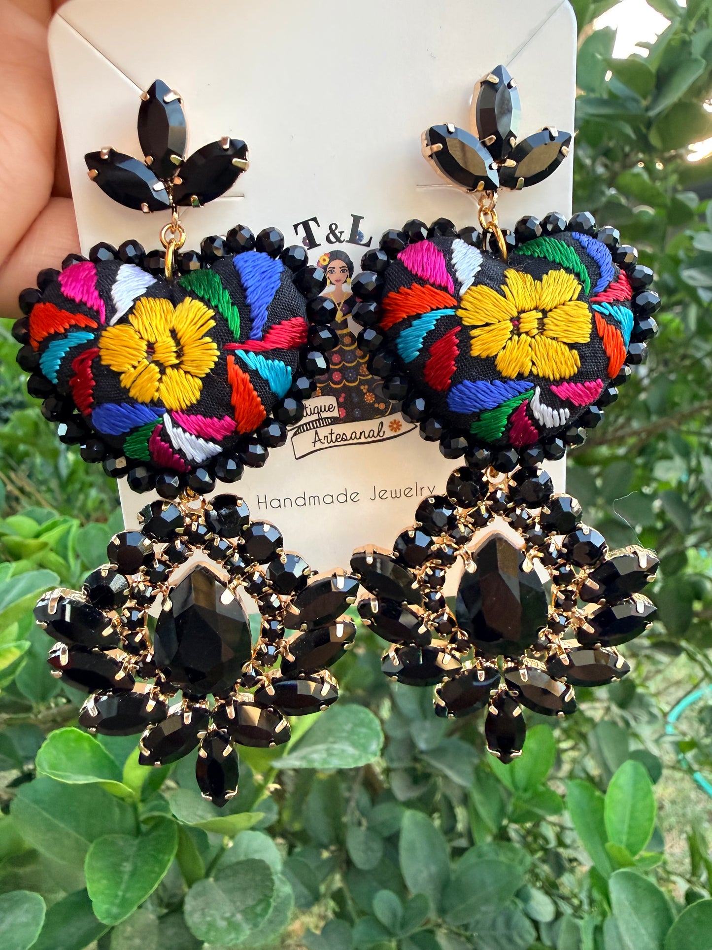 Aretes de corazon bordado /negro /multi / brillos