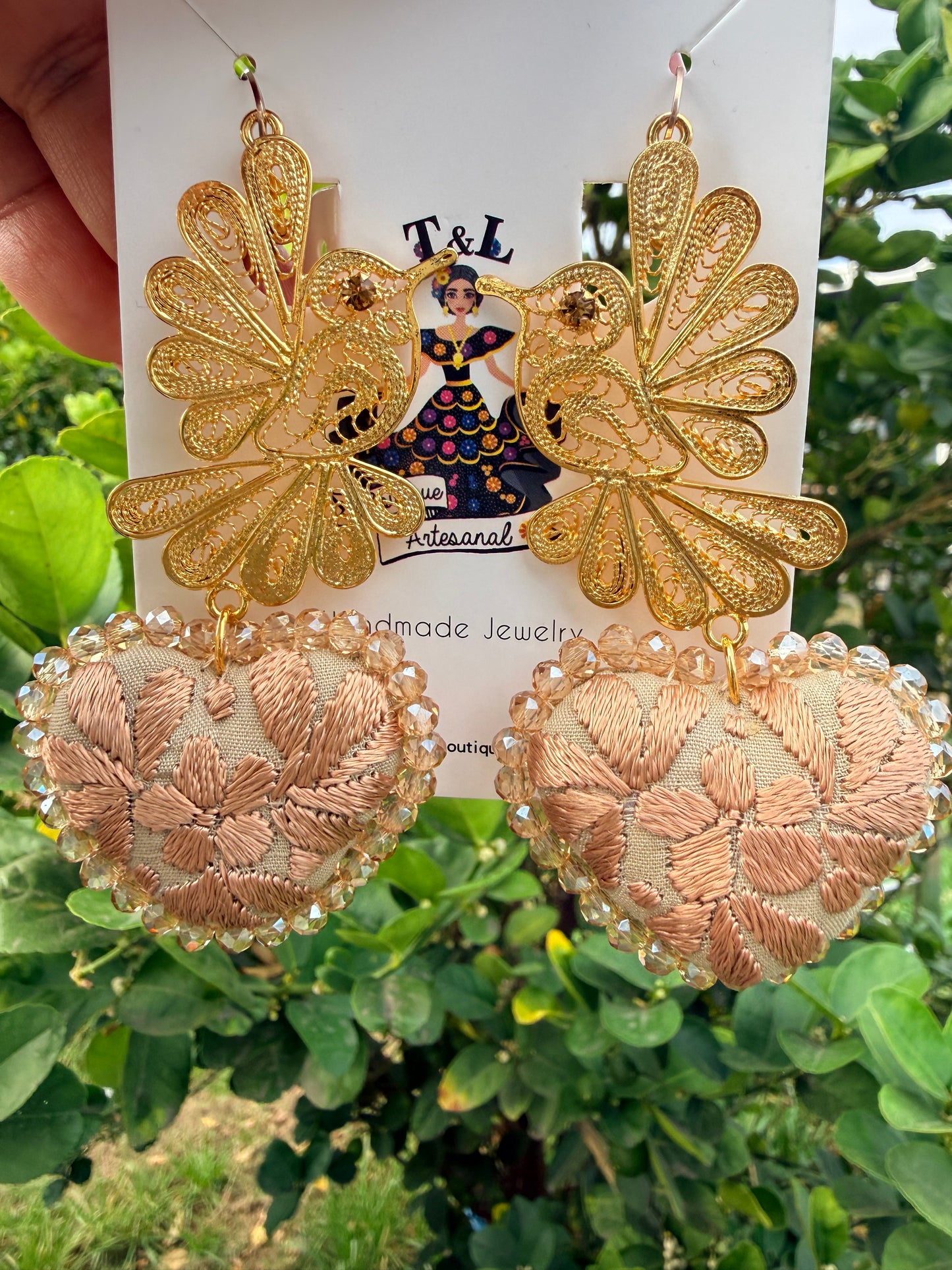 Aretes Bordados a Mano con Colibrí de Filigrana Artesanal | Corazones Bordados Mexicanos | Joyería Artesanal Hecha a Mano