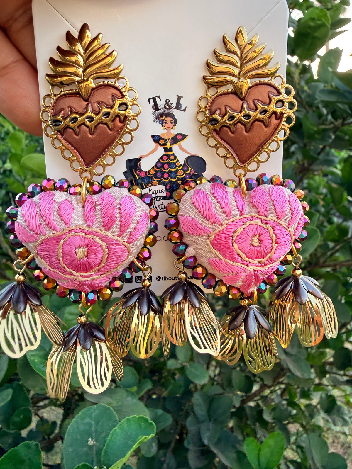 Aretes Bordados a Mano Corazón Rosa con Hilos Metálicos y Sagrado Corazón de Acero /Ojo Protector