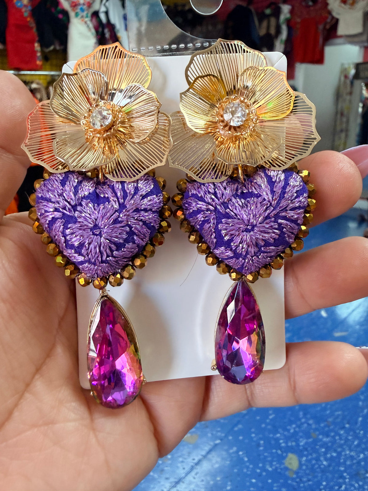 Arete de corazon bordado oro/morado metalico