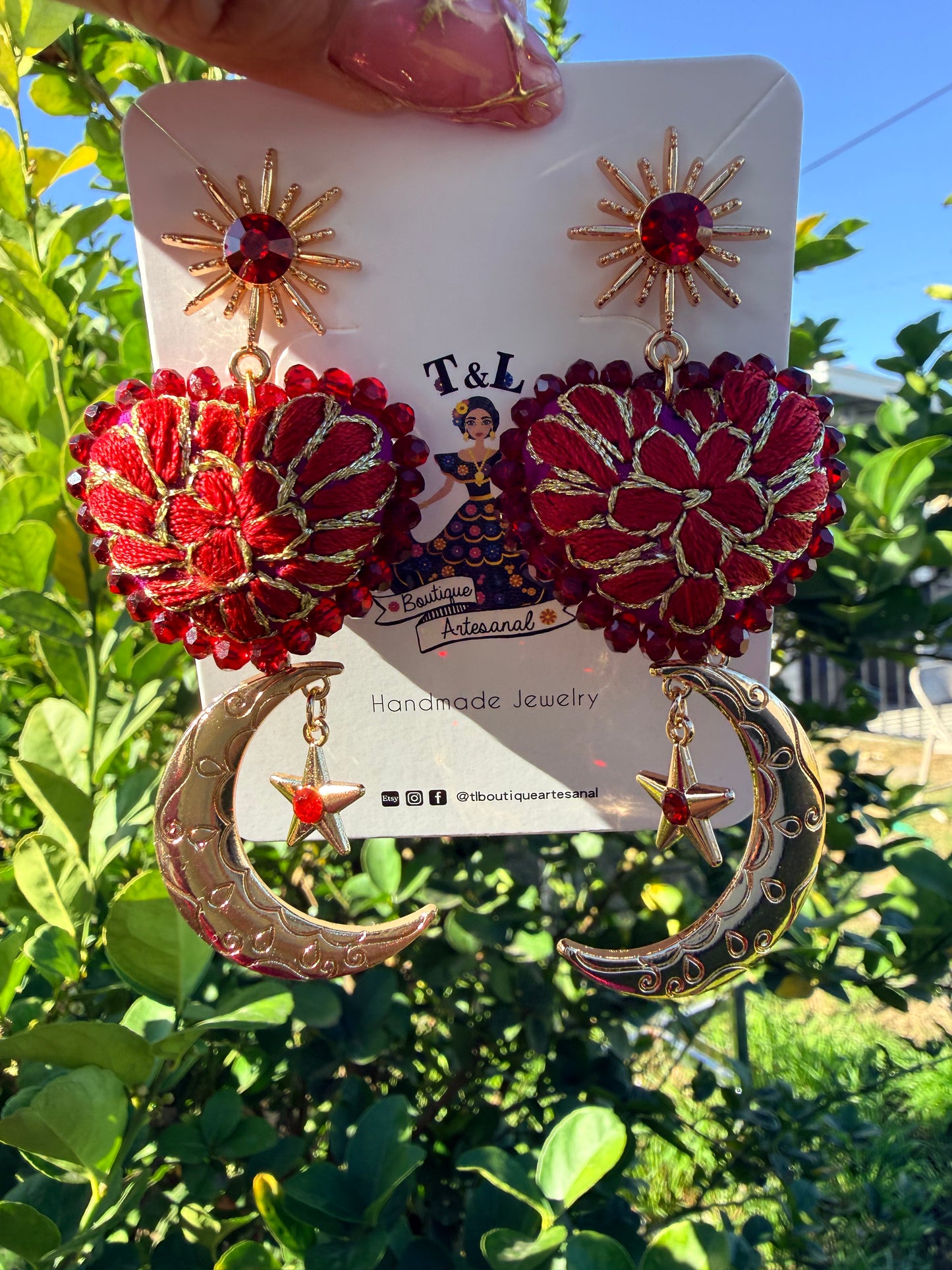 ) Aretes bordados a mano / aretes san Antonino/ hand made jewelry/ aretes luna/ aretes rojos/