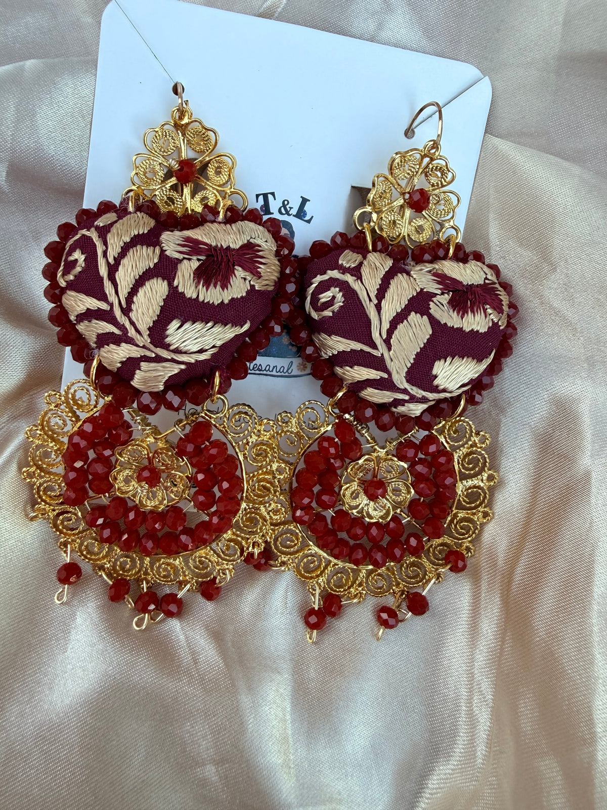 Aretes bordados a mano / aretes en forma de corazon/gindas /caracol