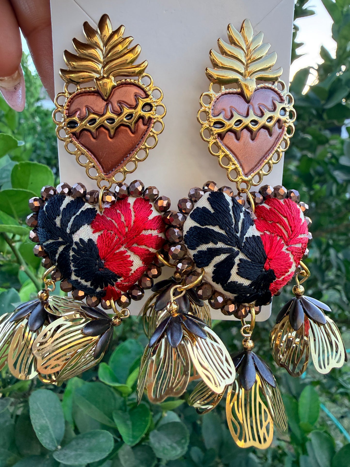 Aretes Bordados a Mano Corazón Rosa con Hilos Metálicos y Sagrado Corazón de Acero / rosa/bicolor