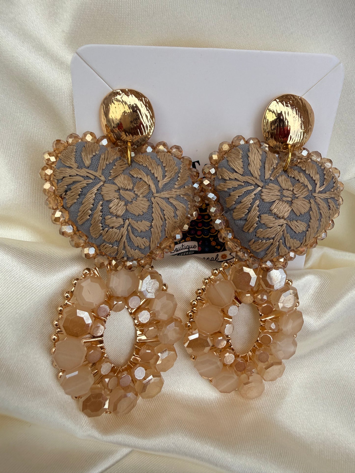 Aretes bordados a mano / aretes san Antonino/ hand made jewelry/ aretes de corazon/ aretes de piedras