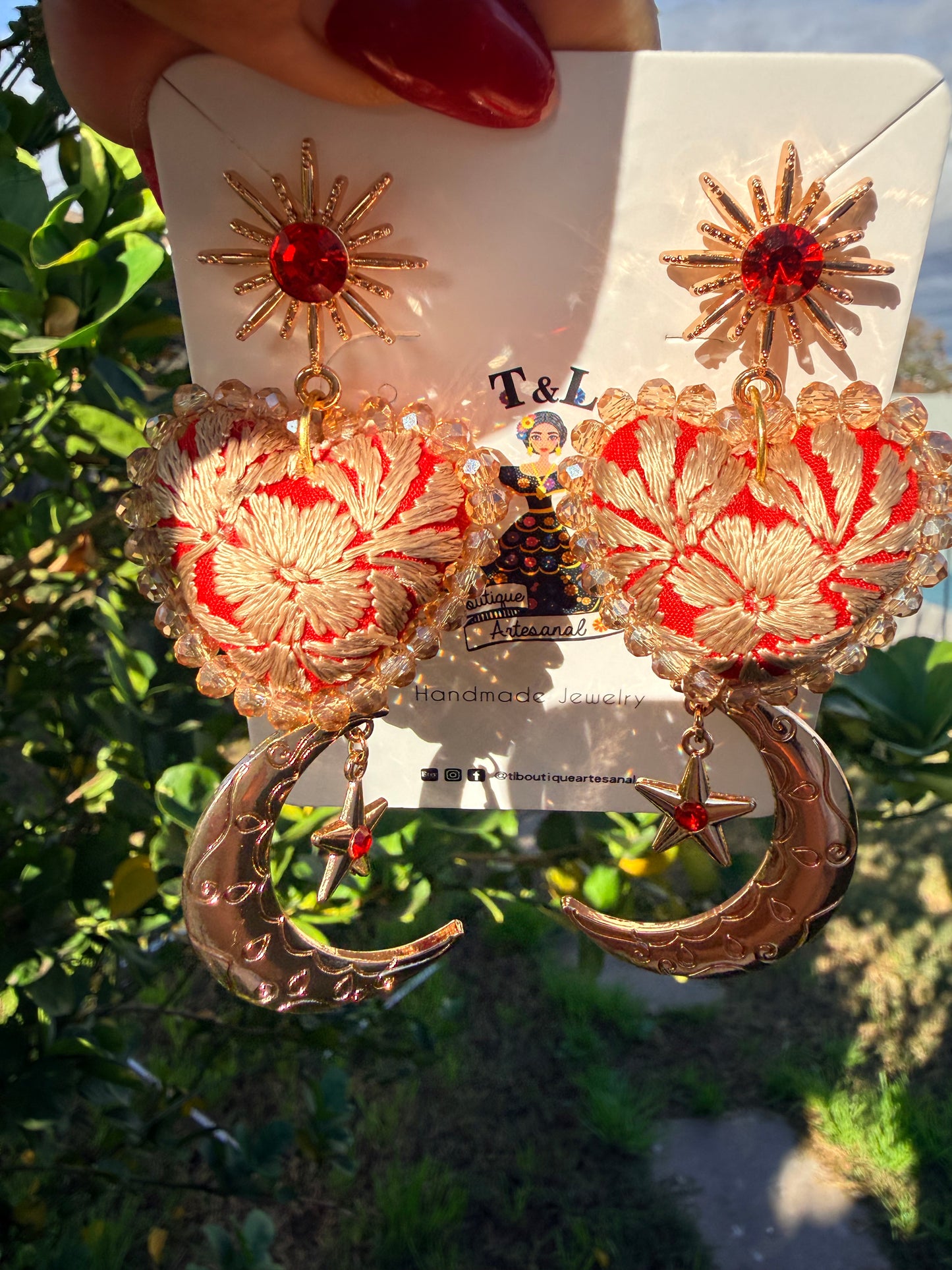 Aretes bordados a mano / aretes san Antonino/ hand made jewelry/ aretes luna/ aretes rojos/rosas