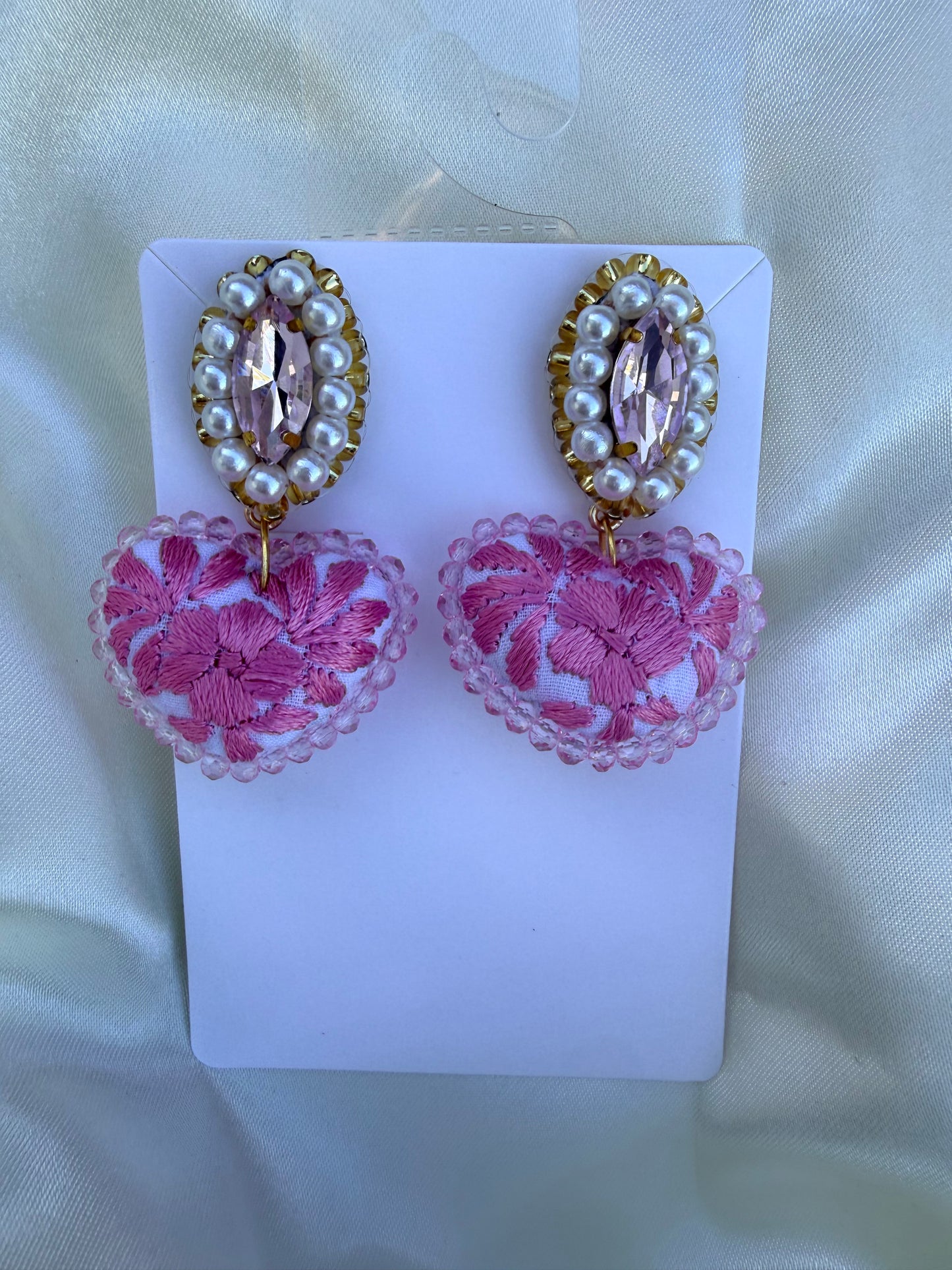 Aretes de corazon bordado minis/ aretes artesanales bordados a mano/ hand made jewelry/