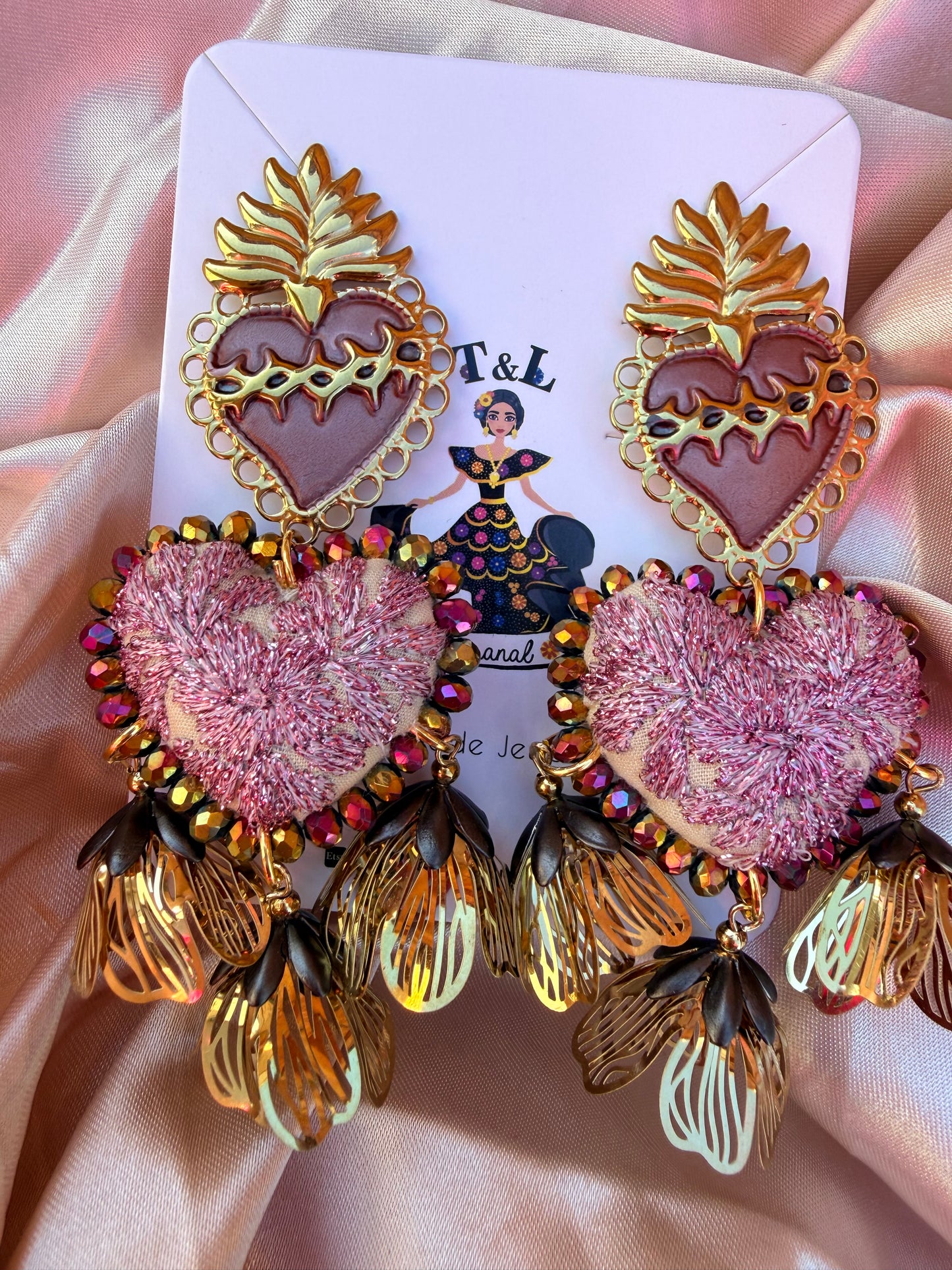Aretes Bordados a Mano Corazón Rosa con Hilos Metálicos y Sagrado Corazón de Acero /Ojo Protector